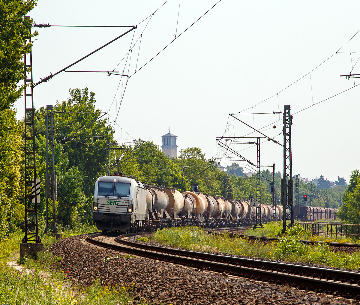 
Die fr die SETG - Salzburger Eisenbahn Transportlogistik GmbH (Salzburg) fahrende 193 831-5 (91 80 6193 831-5 D-ELOC), eine Siemens Vectron AC der Europesold to Locomotive Leasing (Wien), fhrt am 03.07.2015 mit einem Kesselwagenzug, zwischen Neuwied und Leutesdorf, auf der Rechten Rheinstrecke in Richtung Norden.