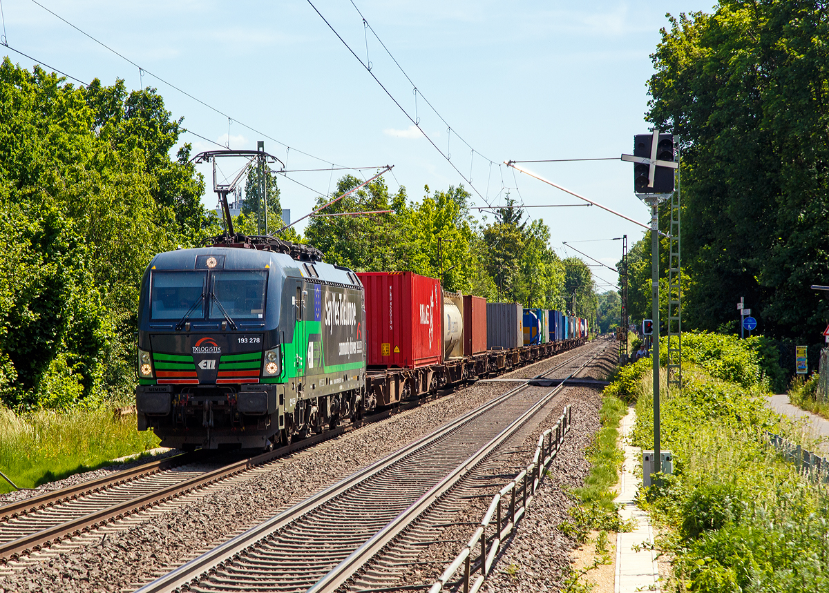 
Die für die TX Logistik AG (Troisdorf) fahrende Vectron MS der ELL - European Locomotive Leasing 193 278 (91 80 6193 278-9 D-ELOC) „Say Yes To Europe“ fährt am 01.06.2019 mit einem Containerzug durch den Bahnhof Bonn UN Campus (in Bonn-Gronau) in Richtung Norden.

Die Vectron MS wurde 2017 von Siemens Mobilitiy in München unter der Fabriknummer 22279  gebaut und an die ELL - European Locomotive Leasing geliefert, die sie an die TX Logistik AG vermietet hat. Diese Vectron Lokomotive ist als MS – Lokomotive (Multisystem-Variante) mit 6.400 kW konzipiert und zugelassen für Deutschland, Österreich, Schweiz, Italien und Niederlande, sie hat eine Höchstgeschwindigkeit von 200 km/h. So ist es möglich ohne Lokwechsel vom Mittelmeer die Nordseehäfen Rotterdam oder Hamburg an zu fahren.

Die Vectron MS hat folgende Leistungen:  
Unter 15kV, 16,7Hz  und 25kV, 50Hz Wechselstrom mit 6.400kW; 
unter 3kV Gleichstrom mit 6.000kW sowie 
unter 1,5kV Gleichstrom 3.500kW

Auf dem Dach der Lok befinden sich vier Einholmstromabnehmer
Position A Pantograf  für AC 1.450 mm breit (für Schweiz)
Position B Pantograf für DC 1.450 mm breit (für Italien)
Position C Pantograf  für DC 1.950 mm breit (für Niederlande)
Position D Pantograf  für AC 1.950 mm breit (für Deutschland, Österreich), Position D ist hier im Bild vorne.
