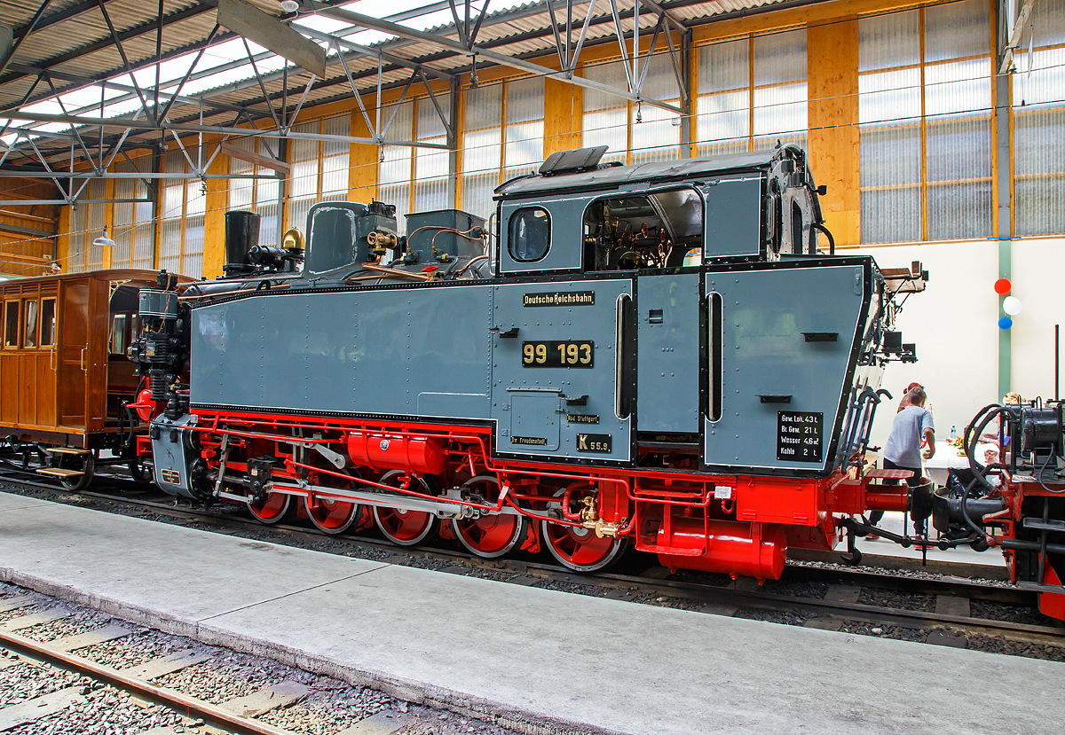 Die G 5/5 99 193 (ex DR 99 193, ex DB 99 193) der Museumsbahn Blonay–Chamby am 19.05.2018 im Depot in Chaulin.

Die Baureihe 99.19 bezeichnet eine fünfachsige meterspurige Lokomotivbaureihe (Gattung K 55.9) der Deutschen Reichsbahn. Die Konstruktion basierte im Wesentlichen auf der Baureihe 99.64–65/67–71 (Sächsische VI K) für 750 mm Schmalspur. Gebaut wurden die vier Lokomotiven, von der Maschinenfabrik Esslingen,  für die Schmalspurbahn Nagold–Altensteig.

Anfang der 1920er Jahre erhielt die Reichsbahndirektion Stuttgart fünf fabrikneue Lokomotiven der Baureihe 99.67–71, ein fast unveränderter Nachbau der Baureihe 99.64–65 (sächsische Gattung VI K), mit 750 mm Spurweite für die Bottwartalbahn. Da sich die Fahrzeuge gut bewährten, ließ man für die Schmalspurbahn Nagold–Altensteig 1927 von der Maschinenfabrik Esslingen vier Lokomotiven mit den Fabriknummern 4181 bis 4184 bauen, die weitgehend der Baureihe 99.64–65/67–71 glichen. Sie erhielten die Betriebsnummern 99 191 bis 194 und kosteten zusammen rund 275.000 Reichsmark. Im April 1927 wurde das erste Fahrzeug von der Deutschen Reichsbahn in Dienst gestellt.

1944 mussten zwei Maschinen abgegeben werden. Die 99 191 wurde Ende Mai 1944 zur Reichsbahndirektion Erfurt umstationiert, wo sie auf der Schmalspurbahn Eisfeld–Schönbrunn eingesetzt wurde. Die 99 194 gelangte im Kriegseinsatz höchstwahrscheinlich auf den Balkan.

Die 99 192 und 99 193 waren bei Kriegsende schadhaft abgestellt und wurden bis Ende 1945/Anfang 1946 wieder aufgearbeitet. Fortan übernahmen sie alleine den Zugdienst auf der Schmalspurbahn Nagold – Altensteig. Da Ende 1949 ein Teil des Personenverkehrs auf den Bus überging, wurde fortan täglich nur noch eine Maschine gebraucht.

Ab Sommer 1956 waren beide Loks nur noch als Reserve vorhanden, nachdem von der Walhallabahn Regensburg – Wörth die Diesellok V 29 952 nach Altensteig umgesetzt worden war. Die 99 192 wurde am 15. Mai 1959 ausgemustert und diente ab jetzt als Ersatzteilspender. Die 99 193 erhielt aufgrund des gestiegenen Straßenverkehrs auf der rechten Lokseite weiß-rote Warntafeln, da die Strecke mehrere Kilometer direkt neben der Straße verlief. Am 30. November 1967 wurde die 99 193 ausgemustert, eine Aufstellung als Denkmal in Altensteig scheiterte. Seit 1969 befindet sie sich bei der Museumsbahn Blonay–Chamby in der Schweiz.

Rahmen und Fahrwerk
Der genietete Blechinnenrahmen war 18 mm stark, innerhalb der Rahmenwangen befand sich ein Rahmenwasserkasten mit circa 0,66 m³ Fassungsvermögen.

Für die engen Bogenradien waren nach dem Gölsdorfprinzip der erste und fünfte Radsatz um 30 mm sowie der dritte um 20 mm seitenverschiebbar. Zusätzlich hatte die dritte Achse um zehn Millimeter geschwächte Spurkränze. Für eine bessere Führung waren die erste und letzte Achse mit Rückstellvorrichtungen ausgestattet.

Neben der obligatorischen Wurfhebelbremse als Handbremse stand die Westinghouse-Bremse zur Verfügung. Der dafür notwendige Luftbehälter wurde quer auf der vorderen Pufferbohle eingeordnet. Die 99 193 erhielt für ihren Museumsbahneinsatz zudem eine Saugluftbremse. Als Kupplung diente eine einfache Trichterkupplung mit Federung. Die 99 193 erhielt für den Betrieb bei der Museumsbahn Blonay–Chamby Mittelpuffer mit darunterliegender Schraubenkupplung nach französischen Normen.


TECHNISCHE DATEN:
Nummerierung: 	99 191–194
Anzahl:  4
Hersteller: 	Maschinenfabrik Esslingen
Baujahre: 	1927
Bauart: 	E h2t
Gattung: 	K 55.9
Spurweite: 	1.000 mm (Meterspur)
Länge über Puffer:  8.436 mm
Höhe:  3.550 mm
Breite: 2.450 mm
Achsabstand: 4 x 930 mm = 3.720 mm
Leergewicht: 	33,6 t
Dienstgewicht: 	43,5 t
Radsatzfahrmasse: 	8,7 t
Höchstgeschwindigkeit:  30 km/h
Anfahrzugkraft: 	76,15 kN
Treibraddurchmesser: 	800 mm
Zylinderanzahl: 	2
Zylinderdurchmesser: 	430 mm
Kolbenhub:  400 mm
Kessellänge:  3.235 mm
Kesselüberdruck: 14 bar
Anzahl der Heizrohre: 	79
Anzahl der Rauchrohre:  18
Wasservorrat: 	4,66 m³
Brennstoffvorrat:  2 t Kohle
