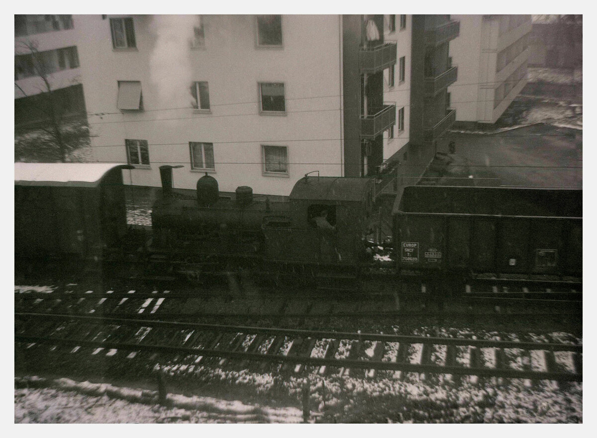 Die Gaswerkbahn Bern: Die Gaswerk-Lokomotive fhrt in der Nhe der Station Wabern mit einem gedeckten Gterwagen hin und her, der sicher kein Element eines Gaswerk-Kohlezugs bildet und zum Gterverkehr fr die Station Wabern gehrt. Dezember 1964 