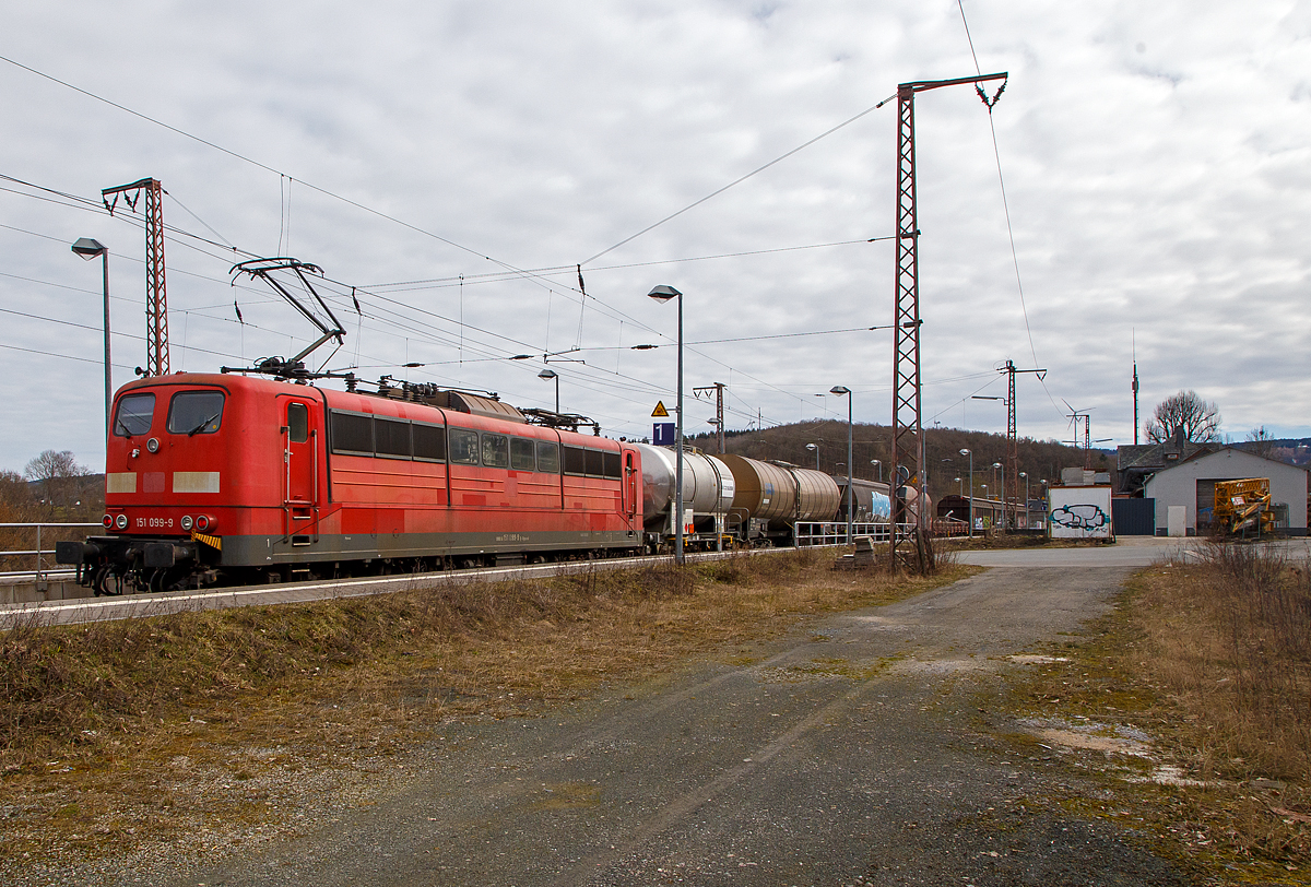 Die den gemischten Güterzug der DB Cargo 185 073-4 nachschiebende an die DB Cargo AG vermietete Railpool 151 099-9 (91 80 6151 099-9 D-Rpool), am 20.03.2021 durch Rudersdorf (Kr. Siegen) über die Dillstrecke (KBS 445) in südlicher Richtung. Später fuhr die 151 099-9 als Lz wieder in Richtung Kreuztal retour.

Ein Nachschiebetriebfahrzeug wird es dann geführt, wenn die Belastung des Zughakens des ziehenden Triebfahrzeuges nicht ausreicht. Dann schiebt eine zweite Lokomotive den Güterzug zusätzlich an. Dieser Einsatz erfordert einen Triebfahrzeugführer auf jeder Lok.

Die 151 099-9 wurde 1976 von Krupp unter der Fabriknummer 5349 gebaut und an die Deutsche Bundesbahn geliefert. Bis 31.12.2016 gehörte sie zur DB Cargo AG. Zum 01.01.2017 wurden je 100 sechsachsige elektrische Altbau-Lokomotiven der Baureihen 151 und 155 an ein Konsortium aus dem Lokvermieter Railpool verkauft. Die DB Cargo mietet daraufhin 100 Loks von Railpool wieder an. Die anderen Maschinen werden dem freien Markt angeboten.
