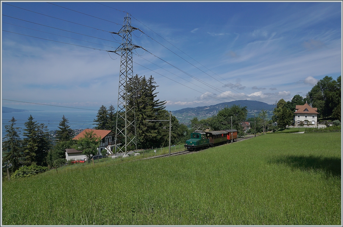 Die +GF+ Ge 4/4 75 (1913) ist bei Chaulin mit einem Reisezug auf dem Weg nach Chamby. 

26. Juni 2021