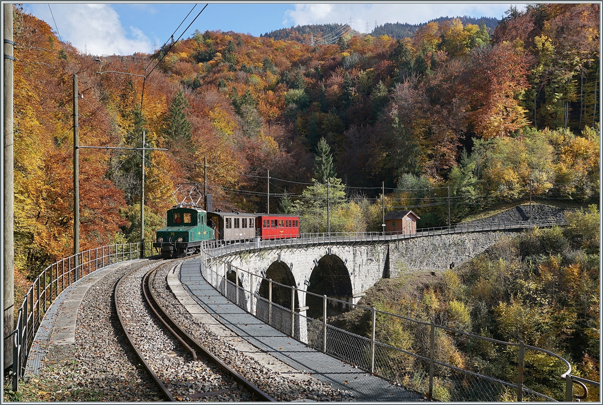 Die +GF+ Ge 4/4 75 (1913) auf dem Weg nach Blonay überquert bei Vers chez Robert den Baye de Clarens Viadukt. 

24. Okt. 2020