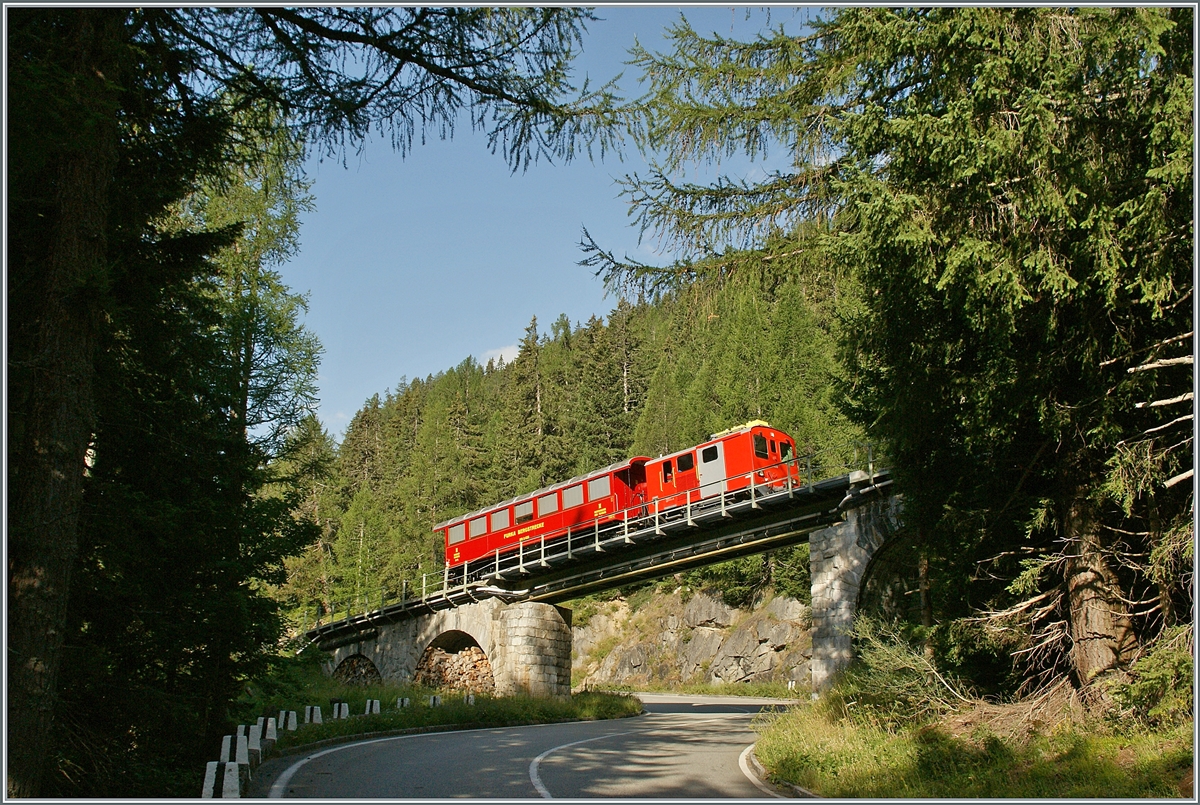 Die gleiche Stelle nochmals, aus einem anderen Blickwinkel am Morgen, als ein Tm einen Reisezugwagen in Richtung Furka schleppt. 

5. Oktober 2013