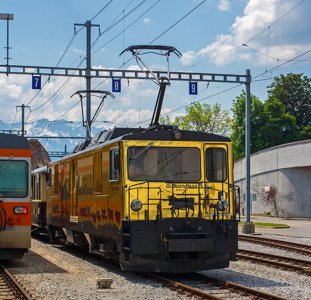 Die goldene  Schokoladenlok  bzw.  Train du Chocolat , die MOB GDe 4/4 6003 „Saanen“ steht am 28.05.2012 mit einem MOB Panoramic Express im Bahnhof Bulle (Kanton Freiburg).

Die Loks mit Gepckabteil wurden 1983 von der Schweizerische Lokomotiv- und Maschinenfabrik (SLM) in Winterthur gebaut, die elektrische Ausrstung ist von BBC.

Korrekt htten diese starken Maschinen eigentlich „De 4/4“ heien mssen, aber die MOB und auch der Hersteller SLM haben diese Gepcktriebwagen, die sie nach strenger Definition sind, immer als „Lokomotiven mit Gepckabteil“ bezeichnet, daher „GDe“. Verdient haben sie das sicher, bis zur Einfhrung der Ge 4/4 gut zehn Jahre spter waren sie die schnellsten meterspurigen Triebfahrzeuge Europas. 

Das seit 1976 steigende Verkehrsaufkommen fhrte zur berlegung, neue, leistungsstarke Triebfahrzeuge anzuschaffen. Sechsachsige Lokomotiven kamen aus Kostengrnden nicht in Frage, man entschied sich daher fr vierachsige Fahrzeuge. Die Vorgabe war, dass sie in der Lage sein mussten, einen Zug von 110 t (entsprechend fnf Panoramawagen) auf den steilsten Streckenabschnitten mit ca. 40 km/h zu ziehen. Im Herbst 1981 wurden dann, mit finanzieller Untersttzung des Bundes sowie der Kantone Waadt, Fribourg und Bern vier Lokomotiven bestellt. Bei der Konstruktion standen Fahrzeuge der Furka-Oberalp-Bahn Pate: die Drehgestelle entsprechen weitgehend jenen der FO Tunnelloks Ge 4/4 III. Der Kasten entstand in Anlehnung an die Gepcktriebwagen Deh 4/4 II der FO. Als Besonderheit weisen die GDe 4/4 6001-6004 einen kleines Gepckabteil und eine Durchgangsmglichkeit auf den Frontseiten auf. Als echte Universalloks mussten sie schwere Personenzge ebenso ziehen wie den Rollbock-Verkehr mit normalspurigen Gterwagen bewltigen knnen.

Bei den fremderregten Fahrmotoren handelt es sich um unkompensierte Wellenstrommaschinen, die von einem Thyristorumrichter gespeist werden. Durch den Einsatz rckwrtsleitender Thyristoren gelang es, die Anzahl der Halbleiterelemente mglichst klein zu halten. Der Fahrtrichtungswechsel und die Umschaltung zwischen Fahr- und Bremsbetrieb erfolgt mittels elektropneumatischer Schtze.
Anfang 1982 schloss sich auch die benachbarte GFM dieser Bestellung mit zwei baugleichen Fahrzeugen an, es waren die GMF 101 („Ville de Bulle“) und GMF 102 („Neirivue“), sie waren dafr eingerichtet, freizgig auch auf dem MOB-Netz verkehren zu knnen. Die MOB erwarb 2008 die beiden GFM-Maschinen, so dass heute alle sechs der MOB gehren.

Ab Mitte 1983 erfolgte die Auslieferung der Fahrzeuge an die Bahngesellschaften. Die MOB Maschinen bekamen die neue Serienbezeichnung „6000“ (Nr. 6001 bis 6004) und individuelle Namen und Wappen. Die neuen Maschinen erfllten alle Erwartungen, bei Testfahrten konnten sie auf den steilsten Streckenabschnitten sogar sechs statt der geforderten fnf Panoramawagen ziehen. Sie stellten neue europische Geschwindigkeitsrekorde fr meterspurige Triebfahrzeuge auf, im Simmental erreichte die 6001 am 20. 7. 1983 eine Geschwindigkeit von 105 km/h, die 6003 am 3. 11. 1983 sogar 110 km/h. Heute sind zwei GDe der MOB speziell fr den Einsatz im Crystal Panoramic Express Dienst hergerichtet. Bei diesen modernen Luxuszgen ist die Lok in der Zugmitte eingereiht. Der Lokfhrer sitzt in einer Dachkanzel im Steuerwagen (Ast) ber den Passagieren, die den Blick nach vorne auf die Strecke genieen knnen.

TECHNISCHE DATEN:
Bezeichnung: GDe 4/4
Betriebsnummern: 6001 – 6006 (davon zwei ex GMF 101 – 102
Anzahl Fahrzeuge: 6
Hersteller:	 SLM / BBC
Baujahr:1983
Spurweite: 1.000 mm (Meterspur)
Achsanordnung:	Bo'Bo'
Lnge ber Puffer: 16.400 mm
Drehzapfenabstand: 9.000 mm
Achsabstand im Drehgestell: 2.600 mm
Treibraddurchmesser: 1.070 mm (neu)
Hchstgeschwindigkeit:100 km/h betrieblich (mglich 110 km/h)
Dienstgewicht:48,2 t
Max Zuladung: 1,5 t
Ladeflche: 8,70  m
Fahrleitungsspannung: 900 V, DC (600 .. 1050 V)
Anzahl Fahrmotoren:	4 (Typ 4 FRO 3238)
Stundenleistung am Rad:1.068 kW
Dauerleistung am Rad:1.016 kW
Anfahrzugkraft am Rad:172 kN
Stundenzugkraft am Rad: 86,5 k (bei 43,4 km/h)
Dauerzugkraft am Rad: 80,7 kN (bei 44,2 km/h)
Bremskraft: 140 kN
Anhngelast bei 40 km/h: bei 30‰ 300 t / bei 70‰ 	110 t
Getriebebersetzung:	1 : 6
Bremsen: F / D / mDV Zug / C / Cr / X
