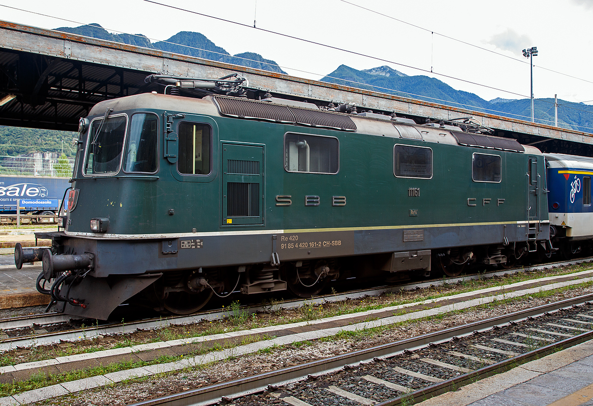 Die grne SBB Re 4/4 II – 11161 (2. Serie) bzw. SBB 420 161-2 (91 85 4 420 161-2 CH-SBB) mit einem Einheitswagen I-Pendel (EW I), Regionalzug nach Brig, am 15.09.2019 im Bahnhof Domodossola.

Die Re 4/4II ist eine vierachsige, viermotorige Lokomotive auf zwei Drehgestellen. Die Radstze sind ber Schraubenfedern am Drehgestellrahmen abgesttzt. Das Drehgestell ist sekundr mit Schraubenfedern (ursprnglich Gummifedern) tief angehngt am Lokomotivkasten abgesttzt. Die Zugkraftbertragung erfolgt ber Tiefzugstangen von den Drehgestellen an den Lokomotivkasten.

Um einen besseren Kurveneinlauf des nachlaufenden Drehgestells zu ermglichen, wurde zwischen den zwei Drehgestellen eine elastische Querkupplung eingebaut.

Diese Lokomotiven der zweiten Bauserie (11156–11349 und 11371–11397) haben zwei Einholmstromabnehmer und sind mit 15.410 mm (bei gleichem Drehgestellabstand) einen halben Meter lnger als die Lokomotiven der 1. Serie. Die Stirnwnde der Lokomotiven der 2. Serie sind etwas strker geneigt als diejenigen der 1. Serie.

TECHNISCHE DATEN (2.Serie):
Spurweite: 1.435 mm (Normalspur)
Achsfolge: Bo'Bo'
Hersteller: SLM / BBC / MFO / SAAS 
Dienstgewicht: 84 t (mit Klimaanlage)
Lnge ber Puffer: 15.410mm 
Drehzapfenabstand:  7.900 mm
Achsabstand im Drehgestell: 2.800 mm
Treibraddurchmesser:  1.235 mm
Breite: 2.970 mm
Hhe: 4.500 mm
Leistung: 4.700 kW (6.320 PS)
Stundenzugkraft: 167 kN
Anfahrzugkraft: 255 kN
Hchstgeschwindigkeit: 140 km/h
Stromsystem:  15 kV, 16,7 Hz AC