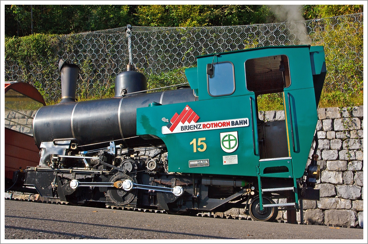 Die Heizl befeuerte H 2/3 Zahnraddampflok BRB 15 Stadt Kanaya (Japan) am 30.09.2011 im BRB Bahnhof Brienz. 

Die Lok der 3. Generation wurde 1996 bei der Schweizerische Lokomotiv- und Maschinenfabrik, Winterthur (SLM, heute DLM AG) unter der Fabrik-Nr. 5690 gebaut. 

Eine wirklich moderne Dampflokomotive, durch die Befeuerungsart entfllt der zweite Mann auf der Maschine, der Heizer.

Technische Daten: 
Spurweite: 800 mm
Zahnstange System: Abt
Leistung: 300 kW (408  PS) 
Zugkraft: 70 kN 
Leergewicht: 13.200 kg
Dienstgewicht: 15.700kg 
Lnge ber Puffer: 6.260 mm
Breite: 2.200 mm
Hhe: 3.200 mm
Achsfolge: 2zz1' (d.h. 2 nicht angetriebene Tragachsen, 2 Triebzahnrder, 1 bewegliche Laufachse)
Zahnradbersetzung:  1 : 2.3 
Heizlvorrat im Tank: 560 Liter
Wasser im Kessel: 1.200 l
Wasservorrat im Kasten: 1.400l
Verbrauch pro Fahrt Brienz-Rothorn und retour:
Heizlbedarf: 150 l
Wasserbedarf: 2.000 l
Hchstgeschwindigkeit bei 250 ‰: 12 km/h
max. Vorstelllast  bei 250 ‰:  17.000 kg 
max. Kesselberdruck: 16 bar
max. berhitzung: 420 C

Keine Feuerung bei Talfahrt: ergeben gute Durchschnittswerte fr Abgase.
Bei Talfahrt wird die Dampfmaschine als Luftpumpe betrieben: sie bremst den gesamten Zug; zur Khlung muss Wasser eingespritzt werden
Gegendruckbremse System Riggenbach
Druckluftbettigte Federspeicherbremse
Handspindelbettigte Bandbremse
Elektronische Sicherheits- und Notbremssteuerung
Rckrollsicherung
    
Beschaffungskosten (1996): 2.100.000,00 CHF