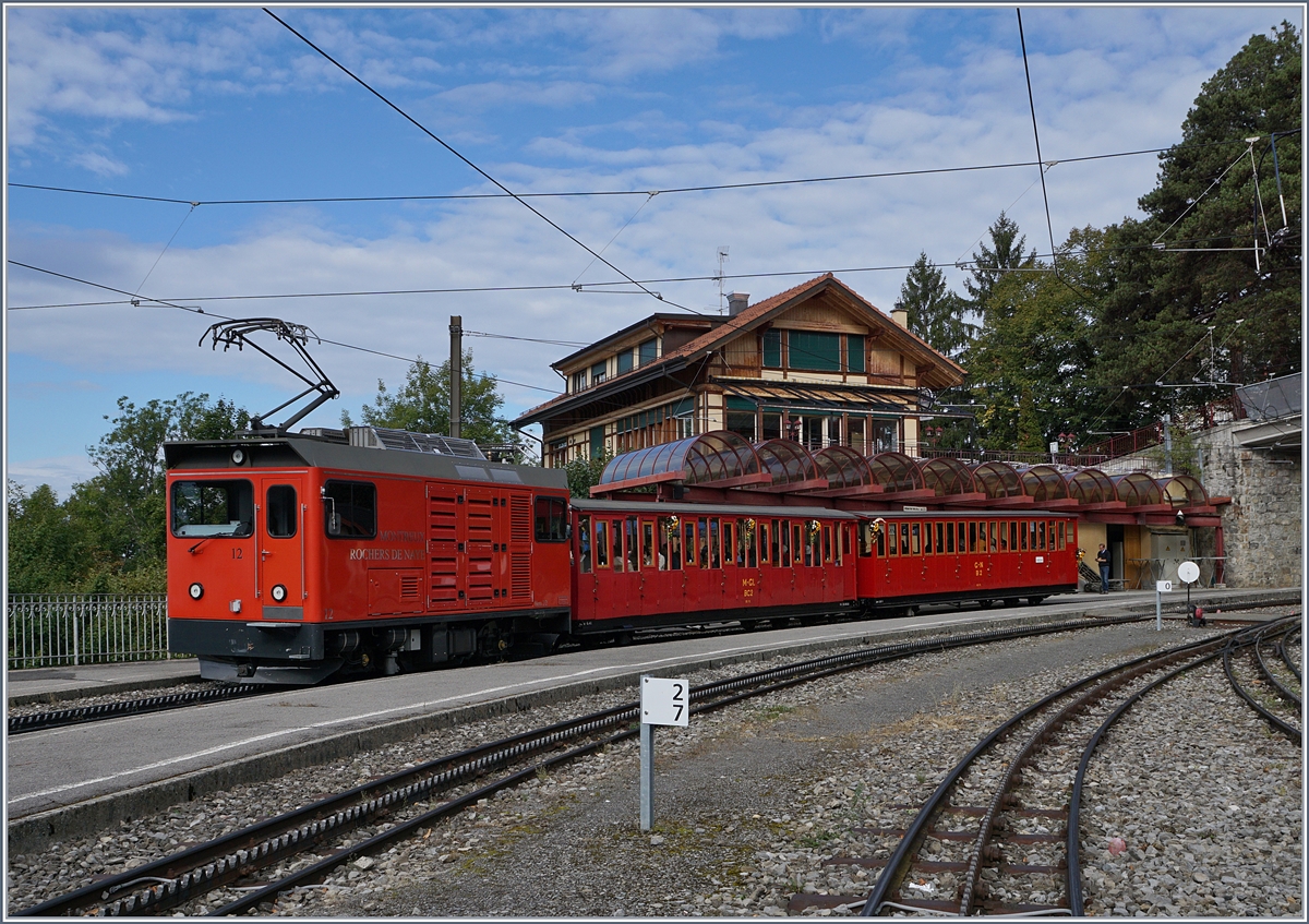 Die Hem 2/2 12 mit dem  Belle Epoque  Zug auf dem Weg zum Rochers de Naye beim Halt in Glion.
16. Sept. 2017