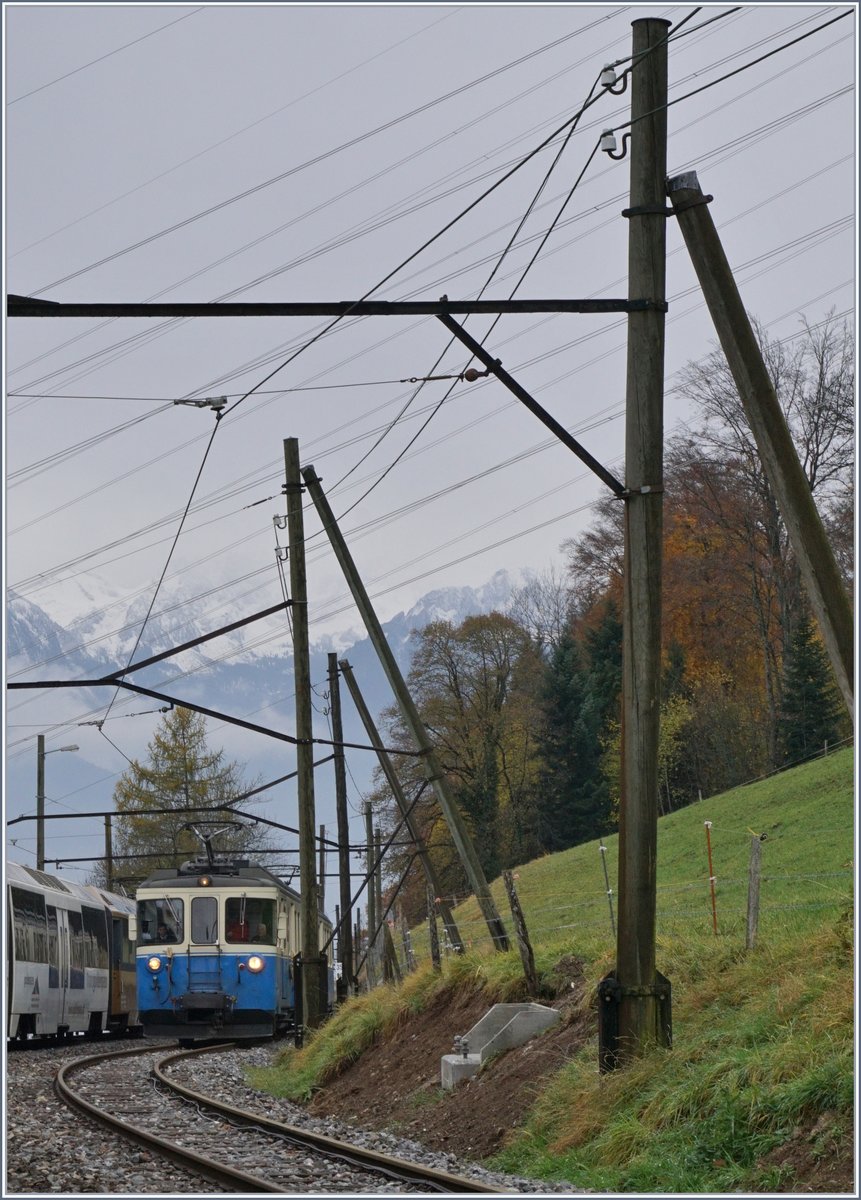 Die herrlich schiefen Holzmaste sind zwar zum Ausrichten der Bilder nicht sehr hilfreich aber schön anzuschauen. Das Bild zeigt den auf einer Extrafahrt befindlichen MOB ABDe 8/8 4001 SUISSE in Sendy-Sollard bei der Kreuzung eines Regelzuges.
11. Nov. 2017
