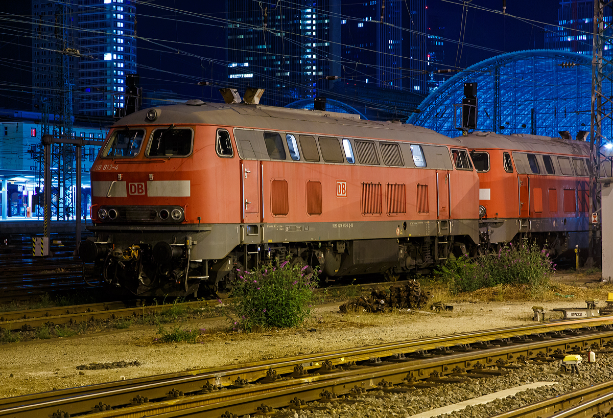 
Die ICE-Schlepploks der DB Fernverkehr 218 813-4 (92 80 1218 813-4 D-DB), ex DB 218 189-9, und eine weitere sind am 18.09.2018 (01:10 Uhr) beim Hauptbahnhof Frankfurt am Main abgestellt.