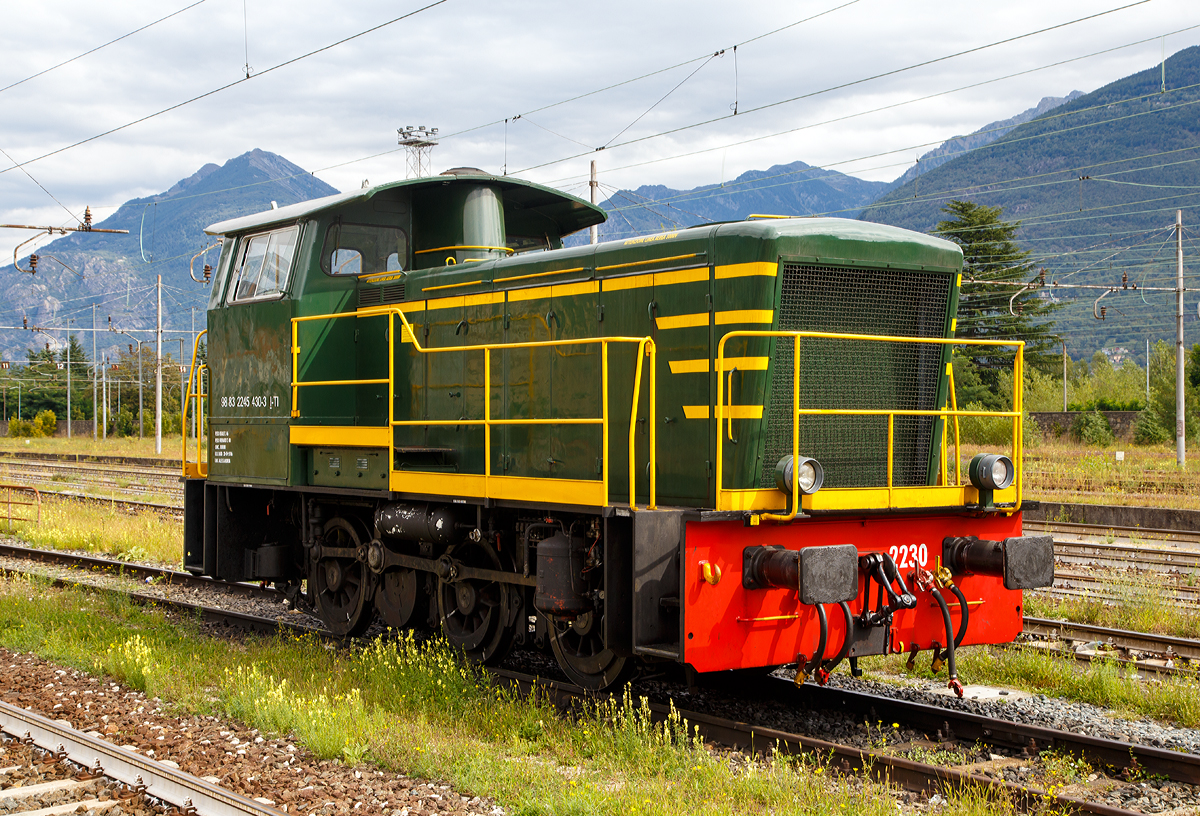 
Die italienische Dieselrangierlok D.245.2230 (98 83 2245 430-3 I-TI) der Trenitalia (100-prozentige Tochtergesellschaft der FS), ist am 15.09.2017 in Domodossola abgestellt.

Die FS (Ferrovie dello Stato Italiane S.p.A. / Italienische Staatseisenbahnen AG) führte 1963 die Reihe D.245 als leistungsfähigste Rangierlok ein. Die dreiachsigen Kraftpakete (Achsfolge C) wurden von verschiedenen Firmen in unterschiedlichen Formen geliefert.

Die Formen ergeben sich aus den unterschiedlichen Serien, Herstellern und Baujahren und sind wie folgt:
245.6001–6124, Baujahre 1963 bis 1969, Cantieri Navali Riuniti/OM/Jenbacher Werke
245.0001–0058, Baujahre 1964 bis 1968, Hersteller: Antonio Badoni/OM
245.1001–1020, Baujahre 1964 bis 1968, Hersteller: OM/FIAT-Mercedes-Benz
245.2001–2020, Baujahr 1966, Hersteller: Officine Meccaniche Reggiane/Breda
245.2101–2286, Baujahre 1976 bis 1987, Hersteller: Breda/Antonio Badoni/Greco/Ferrosud/IMMER
245.8001–8003, Baujahre 1958 bis 1962, dies waren später von der FS von einem Unternehmen erworben drei Lokomotiven vom Typ Jung R42C, die später zur Hafenbahn Genua kamen.

Sie hat ein hydraulisches Getriebe und Stangenantrieb. Die Achsen werden mittels Kuppelstangen von einer Blindwelle (zwischen der 2. Und 3. Achse) angetrieben. Die Lok hat einen, von 440 auf 370 kW, gedrosselten 12-Zylinderdieselmotor vom Typ Breda ID36, der die Leistung auf das Voith Strömungsgetriebe (hydrostatisch), vom Typ L24. Die Dauerabtriebsleistung beträgt 275 kW. Die Kraftübertragung erfolgt über eine zwischen dem 2. und 3. Radsatz liegenden Blindwelle, Blindwellenkurbeln an den beiden Blindwellenenden und Kuppelstangen auf die Räder der Lok.

Technische Daten:
Spurweite: 1.435 mm (Normalspur)
Achsformel: C
Länge über Puffer: 9.240 mm
Achsabstände: 1.500 / 2.500 mm
Eigengewicht: 46 t
Höchstgeschwindigkeit: 64 km/h (im Rangiergang 32 km/h)
Motorleistung: 370 kW
Dauerleistung: 275 kW
Treibraddurchmesser: 1.040 mm 