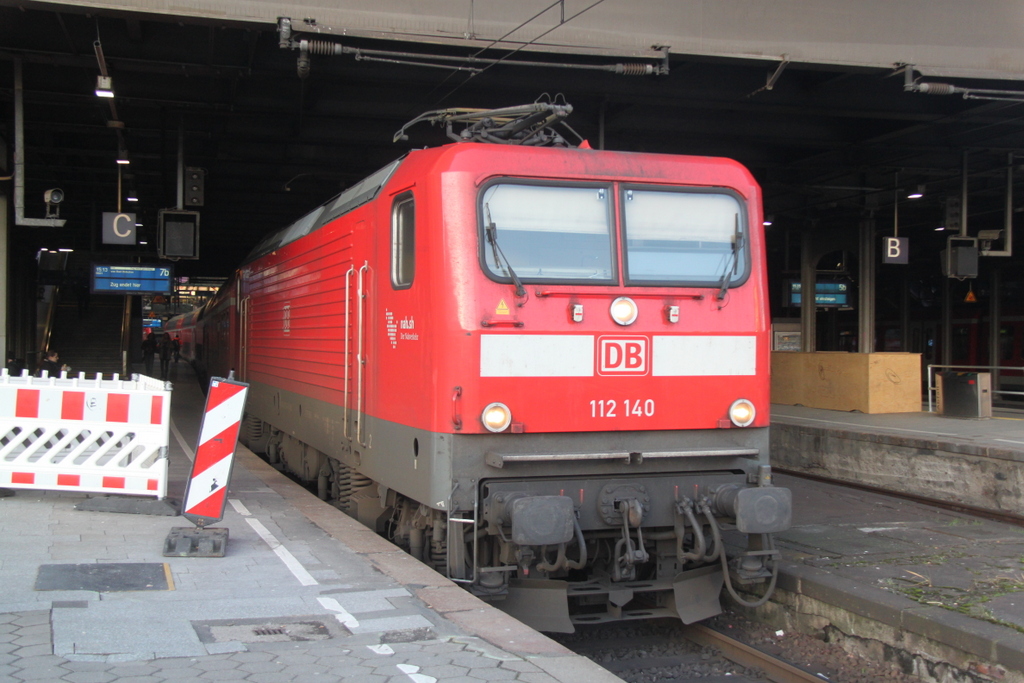 Die Kieler 112 140-9 stand am Nachmittag des 17.01.2015 mit RB 21324 von Hamburg Hbf nach Bad Oldesloe im Hamburger Hbf bereit hinter der Lok liefen 2x ehemalige DBuza Wagen aus Rostock mit