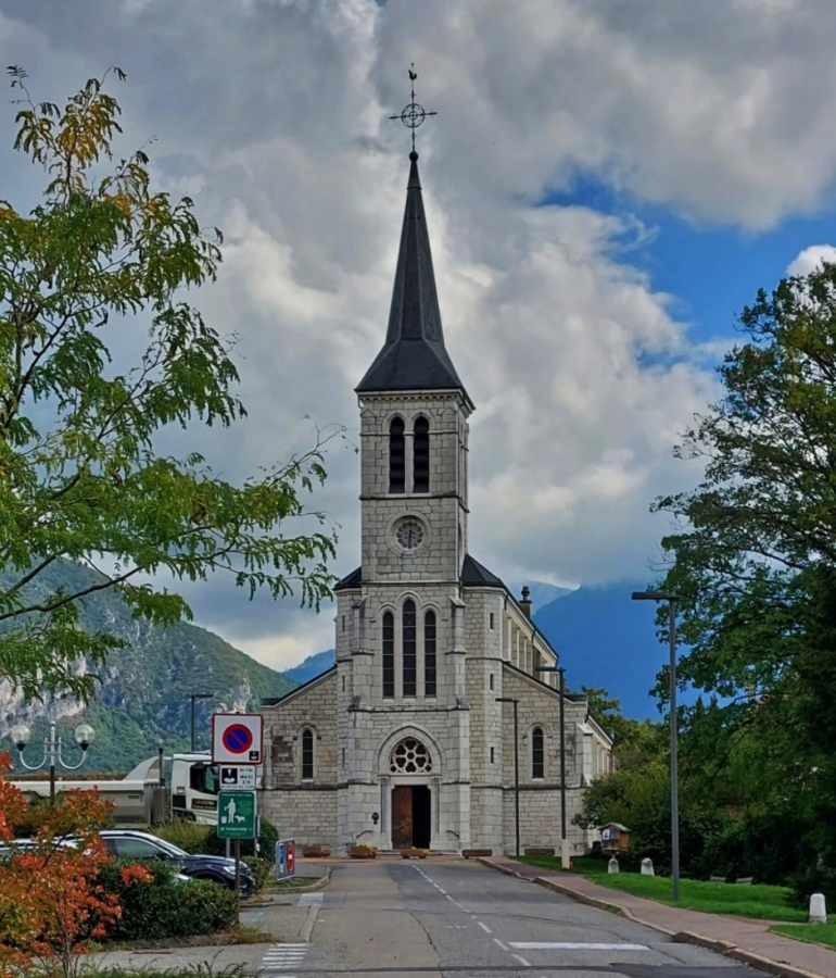 Die Kirche  Saint-Blaise  in Svrier am See von Annec, von der Straenseite aus gesehen. 09.2022