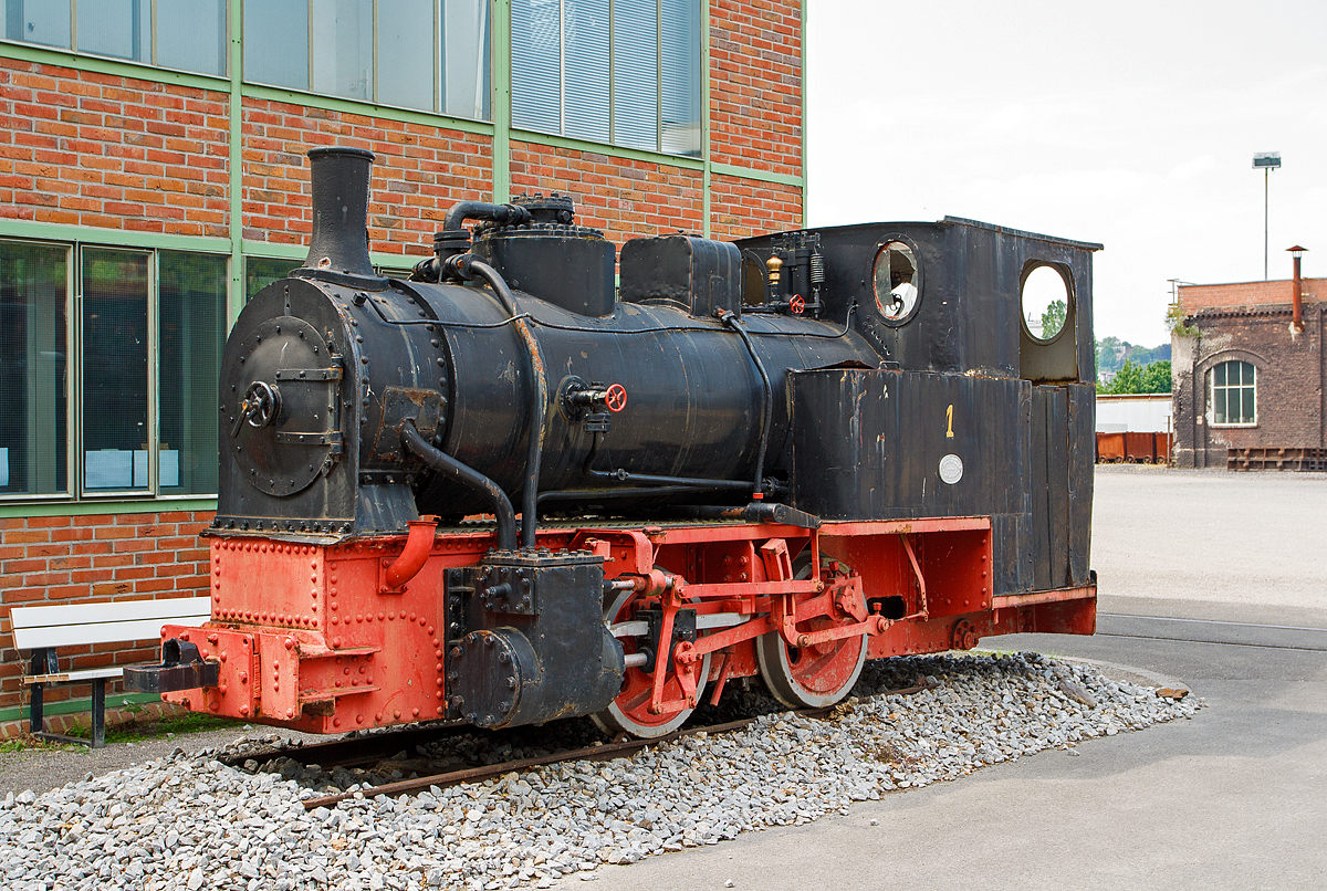 
Die kleine Hanomag B-Kuppler-Dampflok, ex Klöckner Werke AG, Georgsmarienhütte Lok 1, am 05.06.2011 im LWL-Industriemuseum Henrichshütte in Hattingen. 

Die Nassdampflok wurde 1874 von Hanomag Fabriknummer 1202 mit einer Spurweite von 750 mm gebaut, 1938 erfolgte ein Umbau durch die Georgsmarienhütte selbst in 830 mm Spurweite.