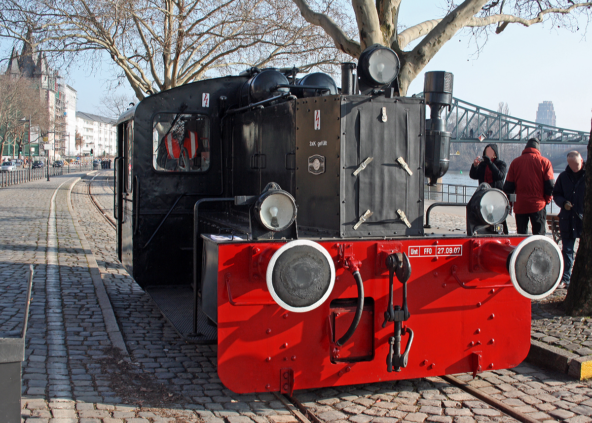 
Die Kö 5712 der Historische Eisenbahn Frankfurt e.V., ex DR 100 912-5, ex DB 310 912 auf der Frankfurter Hafenbahn (am Mainufer beim Eiseren Steg) am 30.01.2011. 

Die Dieselkleinlok (Typ LDFE 110) Kö 5712 wurde 1940 von der Berliner Maschinenbau AG (BMAG) vorm. L. Schwartzkopff unter der Fabriknummer 11494 gebaut und an das OKH - Oberkommando des Heeres für Heeres-Versuchsanstalt Peenemünde geliefert. Durch Kriegsereignisse gelangte die Lok in den Raum Nordhausen (Thüringen) und wurde hier 1945 von der Deutschen Reichsbahn als Köf 5712 übernommen, bei der DR bei verschiedenen Dienststellen der Reichsbahndirektion Erfurt im Einsatz. Im Jahre 1970 erfolgte die Umzeichnung in DR 100 912-5 und 1993 als DR 310 912-1, ab 1994 wurde sie dann als DB 310 912-1 bezeichnet bis am 30.11.1995 die Ausmusterung bei der DB erfolgte. Im Jahre 1998 kam sie dann zur HEF.

Technische Daten :
Spurweite: 1.435 mm
Achsfolge:  B
Länge über Puffer: 6.450 mm
Breite: 3.030 mm
Höhe: 2.700 mm
Dienstgewicht: ca.15 t
Motorleistung: 80 PS / 59 KW (ehemals 110 PS)
Max. Zugkraft: 5.500 kg
Größte Anhängelast : 340 t
Leitungsübertragung: mechanisch (vom Motor auf Voith Strömungs-Getriebe über Rollenkette auf die Achsen)

Quelle: HEF