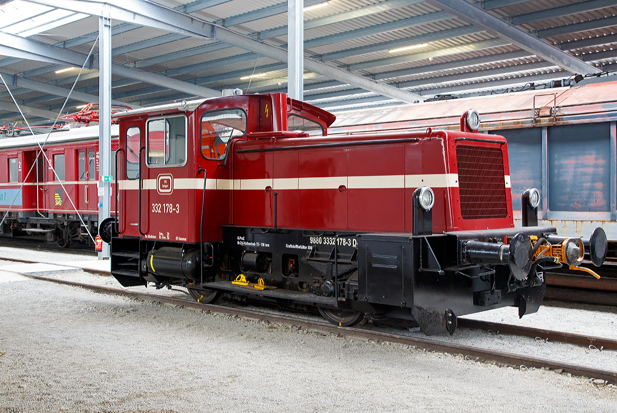 
Die Köf III - 332 178-3 (98 80 3332 178-3 D-SVG) am 09.09.2017 der Schienenverkehrsgesellschaft mbH (SVG) in der SVG Eisenbahn-Erlebniswelt Horb.

Die Köf III (Köf 11) wurde 1964 bei Arnold Jung Lokomotivfabrik GmbH, Jungenthal bei Kirchen an der Sieg unter der Fabriknummer 13802 gebaut und als Köf 11 178 an die DB - Deutsche Bundesbahn geliefert. Mit der Einführung des EDV-Nummernschemas wurde sie 1968 in  DB 332 178-3 ungezeichnet, als diese fuhr sie bis zur Ausmusterung bei der DB 1995. Im Jahr 1995 ging sie an C. Conradty Mechanical & Electrical GmbH in Röthenbach a.d. Pegnitz (Kohle- und Grafitprodukten, ab 2004 Graphite Cova GmbH) als Lok  1,
im Jahr 2010 ging sie dann an die DP Deutsche Privatbahn GmbH seit 2015 ist sie nun wohl bei der SVG in Horb.

Technische Daten:
Achsformel : B 
Spurweite: 1435 mm
Länge über Puffer: 7.830 mm
Achsabstand: 2.800 mm
Dienstmasse (2/3 Vorräte): 22 t 
Dieselkraftstoff: 300 l
Motor: 8-Zylinder-MWM-Dieselmotor RHS 518 A
Leistung:  177 kW (240 PS)
Getriebe: Voith  L213U
Kraftübertragung: Rollenketten (Vom Getriebe auf die Räder)
Höchstgeschwindigkeit: 45 km/h 
Anfahrzugkraft: 83,4 kN