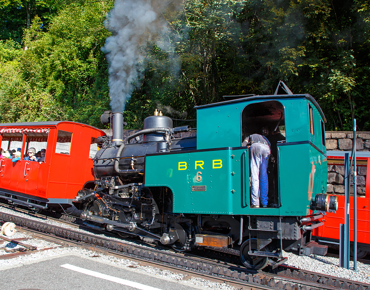 
Die Kohle befeuerte H 2/3-Zahnraddampflok BRB 6 beginnt am 25.09.2016 mit ihren Zug vom BRB Bahnhof Brienz die Berfahrt zum Brienzer Rothorn. 

Die H 2/3 Baujahr 1933 (2. Generation) wurde unter der Fabrik-Nr. 3567 bei der Schweizerische Lokomotiv- und Maschinenfabrik (SLM), Winterthur gebaut.


Das Pflichtenheft verlangt die Beförderung von zwei statt nur einem 4-achsigen Personenwagen. 

Technische Daten:
Spurweite: 800 mm
Achsfolge: 2zz1' (d.h. 2 nicht angetriebene Tragachsen, 2 Triebzahnräder, 1 bewegliche Laufachse)
Zahnstange System: Abt
Leistung: 220 kW (300 PS)
Zugkraft: 50 kN 
Höchstgeschwindigkeit bei 250 ‰ und unter Volllast: 9,0 km/h
Leergewicht: 16.700 kg
Dienstgewicht: 20.000kg 
Länge über Puffer: 6.400 mm
Tragraddurchmesser: 653 mm
Triebzahnraddurchmesser: 573 mm
Laufraddurchmesser: 520 mm
Zahnradübersetzung: 1:2,2
Kohlenvorrat im Kasten: 550 kg (Verbrauch 350 kg/Fahrt)
Wassermenge im Kessel: 1.050 Liter
Wasservorrat im Kasten: 1.500 Liter
Wasserbedarf pro Fahrt Brienz-Rothorn retour: 2.000 Liter
Kesseldruck: 14 bar
Überhitzung: auf 380° C (Grossrauchröhren-Überhitzer System Schmidt)
Zylinderhub: 400 mm 
Keine Feuerung bei Talfahrt: ergibt bessere Durchschnittswerte für Abgase
Bei Talfahrt wird die Dampfmaschine als Luftpumpe betrieben: sie bremst den gesamten Zug, zur Kühlung muss Wasser eingespritzt werden
Gegendruckbremse: System Riggenbach
Handbremsen: auf Führer- und auf Heizerseite
Personalbedarf: 1 Lokführer und 1 Heizer
    
1971/72: grundlegende Sanierung, neue Feuerbüchsen durch das Ausbesserungswerk Offenburg der DB
1990: Umbau der Feuerung auf Stückkohle, statt Brikettfeuerung
    
Die Lok kann im 2 1/2-Stunden-Takt eingesetzt werden.
