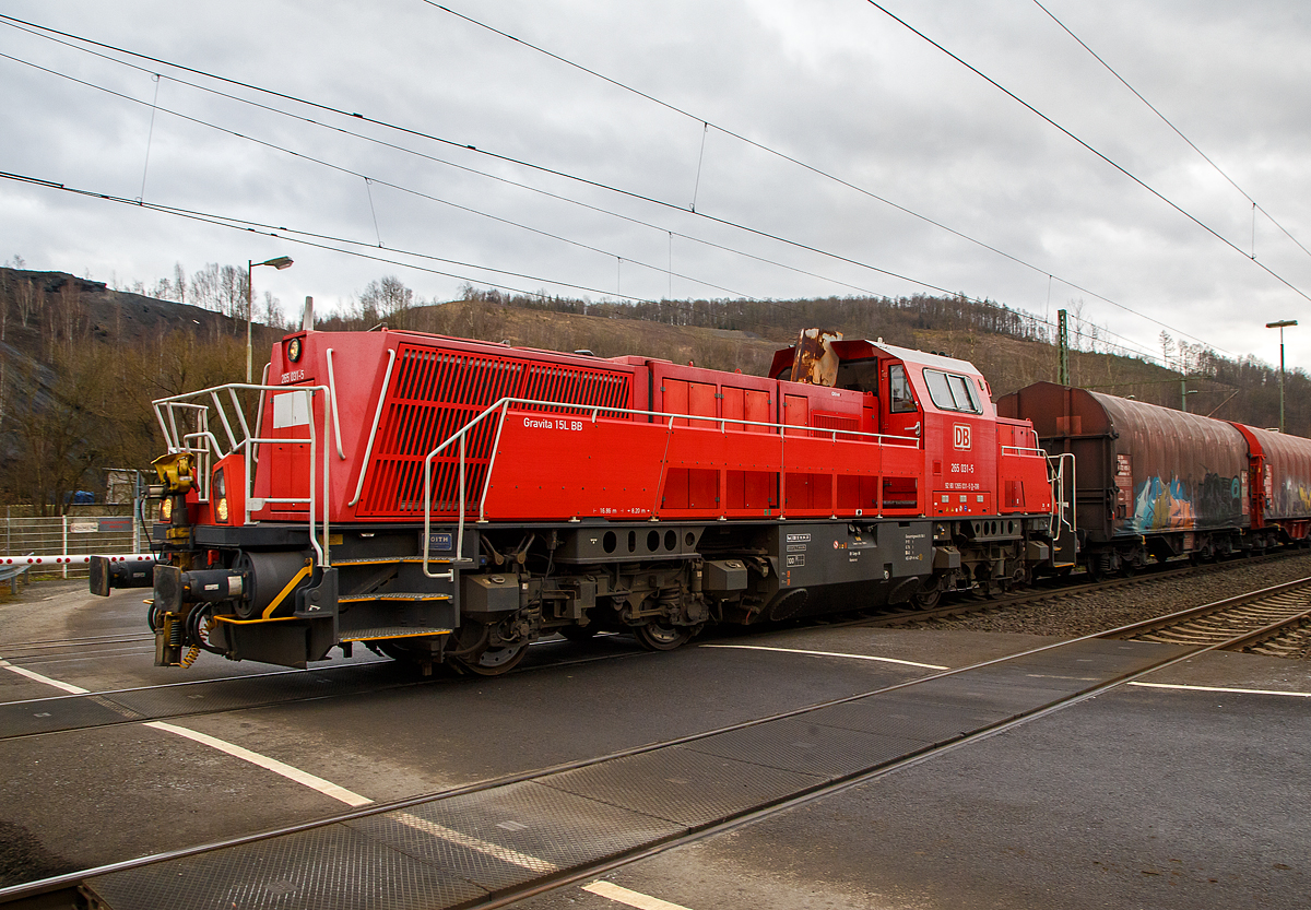 Die Kreuztaler 265 031-5 (92 80 1265 031-5 D-DB), eine Voith Gravita 15L BB der DB Cargo AG, fährt am 14.02.2022 nach einem längeren Hp0 in Niederschelden (da Schranke noch offen war), mit eine Coilzug weiter in Richtung Siegen bzw. Kreuztal. 

Die Lok wurde 2013 von Voith in Kiel unter der Fabriknummer L04-18032 gebaut und an die DB Schenker (heute DB Cargo Deutschland AG) geliefert. 

Die vierachsigen dieselhydraulischen Lokomotiven vom Typ Gravita 15L BB (BR 265) haben einen Leistung von 1.800 kW und habe somit 800 kW mehr Leistung als eine Gravita 10 BB (BR 261). Zudem sind sie über 1m länger als die kleine Schwester.

Auf einem selbsttragenden Rahmen sind die Aufbauten angeordnet. Im längeren Vorbau befinden sich Motor und Getriebe, im kürzeren Vorbau die Elektrik sowie das Druckluftsystem mit Luftpresser und Steuerventil der Bremse. Das Führerhaus nimmt die ganze Breite ein, während sich an den Vorbauten beidseitig ein Seitenumlauf befindet, über den auch der Zugang in das Führerhaus erfolgt. An den Stirnseiten befinden sich zylindrische Deformationselemente zwischen Puffer und Stirnträger. Der Rahmen ruht mittels Flexicoil-Federpaaren auf den Drehgestellen. Über tiefangelenkte Zug-Druck-Stangen werden die Zug- und Bremskräfte übertragen. Die DB-Loks haben hohlgebohrte Achswellen und Monoblockräder.

TECHNISCHE DATEN:
Spurweite:  1.435 mm
Länge über Puffer: 16.860 mm
Drehzapfenabstand: 8.200 mm
Drehgestell-Mittenabstand: 2.400 mm
größte Breite: 3.075 mm
größte Höhe über SOK: 4.273 mm
Raddurchmesser neu: 1.000 mm
kleinster bef. Gleisbogen: 80 m
Eigengewicht: 84 t
Kraftstoffvorrat: 5.000 l
Motor: V-12-Zylinder-Dieselmotor  MTU 12V 4000 R43
Leistung: 1.800 kW bei 1.800 U/min
Getriebe: Voith L 5r4 zseU2
Anfahrzugkraft: 272 kN
Höchstgeschwindigkeit: 100 km/h
Tankvolumen: 5.000 l
Gebaute Stückzahl:  36
