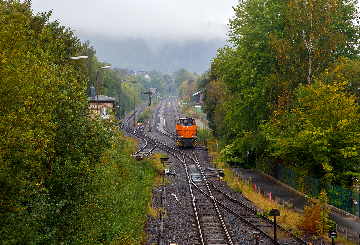 
Die KSW 42 (92 80 1277 902-3 D-KSW), eine Vossloh MaK G 1700 BB der KSW Kreisbahn Siegen-Wittgenstein, hat am 29.09.2020 aus Richtung Burbach kommend Herdorf erreicht. Nach den Fahrtrichtungswechsel geht es nach rechts auf den Rbf der KSW (Betriebsstätte Freien Grunder Eisenbahn - NE 447). Aber zuvor muss der Weichenwärter vom Stellwerk Herdorf Ost (Ho) noch die entsprechende Weiche stellen und die Gleissperre öffnen.