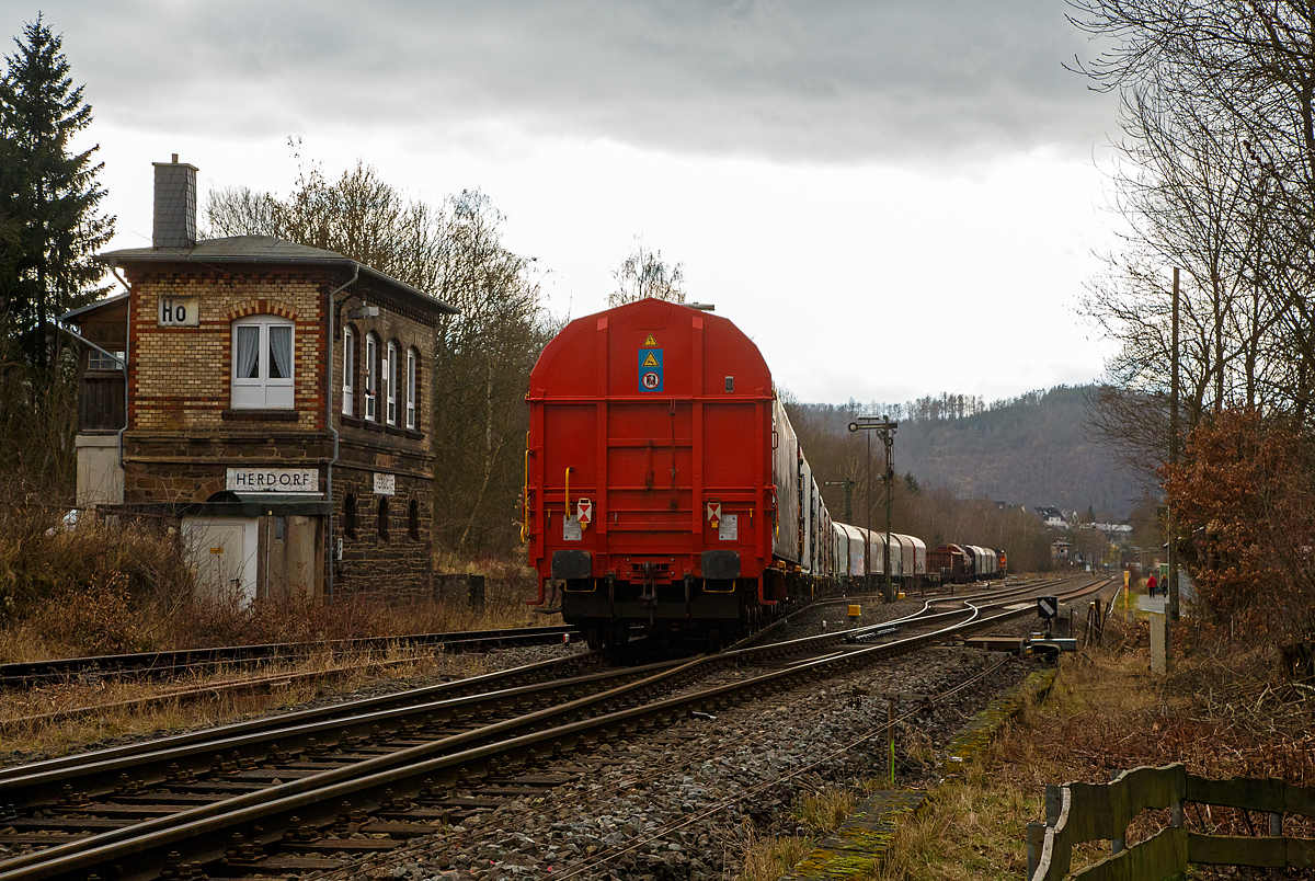 Die KSW 42 (92 80 1277 902-3 D-KSW), eine Vossloh MaK G 1700 BB, verlässt am 15.02.2022 mit einem Übergabe-Güterzug den KSW Rangierbahnhof Herdorf (Freien Grunder Eisenbahn KSW NE447 / DB-Nr. 9275) und fährt auf Gleis 4 in den Bahnhof Herdorf ein. Denn bevor es dann via Betzdorf nach Kreuztal weiter geht muss sie im Bahnhof  erst den Gegenverkehr, der RB 96 „Hellertalbahn“, abwarten, da die Hellertalbahn ja eine eingleisige Strecke ist. 

Hier links das Weichenwärter Stellwerk Herdorf Ost (Ho), und weiter hinten kann man noch das Stellwerk Herdorf Fahrdienstleiter (Hf) erkennen.
