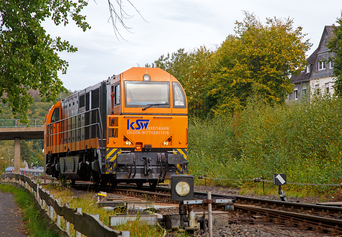 
Die KSW 43 (92 80 1273 018-2 D-KSW) der KSW (Kreisbahn Siegen-Wittgenstein), eine asymmetrische Vossloh MaK G 2000 BB, verlässt am 02.10.2020 den KSW Rbf Herdorf (Betriebsstätte Freien Grunder Eisenbahn - NE 447) und fährt als Lz in Richtung Betzdorf (Sieg).