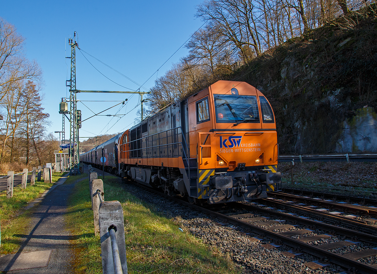 Die KSW 43 (92 80 1273 018-2 D-KSW) der KSW (Kreisbahn Siegen-Wittgenstein), fährt am 28.02.2022 mit einem Übergabezug (leere VTG Coilwagen der Gattung Shimmns-ttu) durch den Bahnhof Scheuerfeld (Sieg) in Richtung Köln. Normalerweise fährt die KSW die Übergabezüge nur nach Kreuztal, vermutlich weil es hier ein Ganzzug ist, tauscht man selbst leer gegen voll aus.