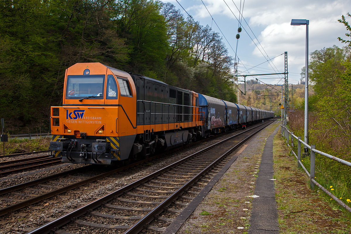 Die KSW 43 (92 80 1273 018-2 D-KSW) der KSW (Kreisbahn Siegen-Wittgenstein), fährt am 22.04.2022 mit einem Coilzug (VTG Coilwagen der Gattung Shimmns-ttu) durch den Bahnhof Scheuerfeld (Sieg) in Richtung Betzdorf. In Betzdorf geht es dann über die Hellertalbahn nach Herdorf, auf den KSW Rbf (Betriebsstätte Freien Grunder Eisenbahn - NE 447). Von Herdorf geht es später (meist durch eine andere Lok) nach Neunkirchen-Salchendorf zum Pfannenberg.

Nochmals einen lieben Gruß an die netten Lokführer zurück.
