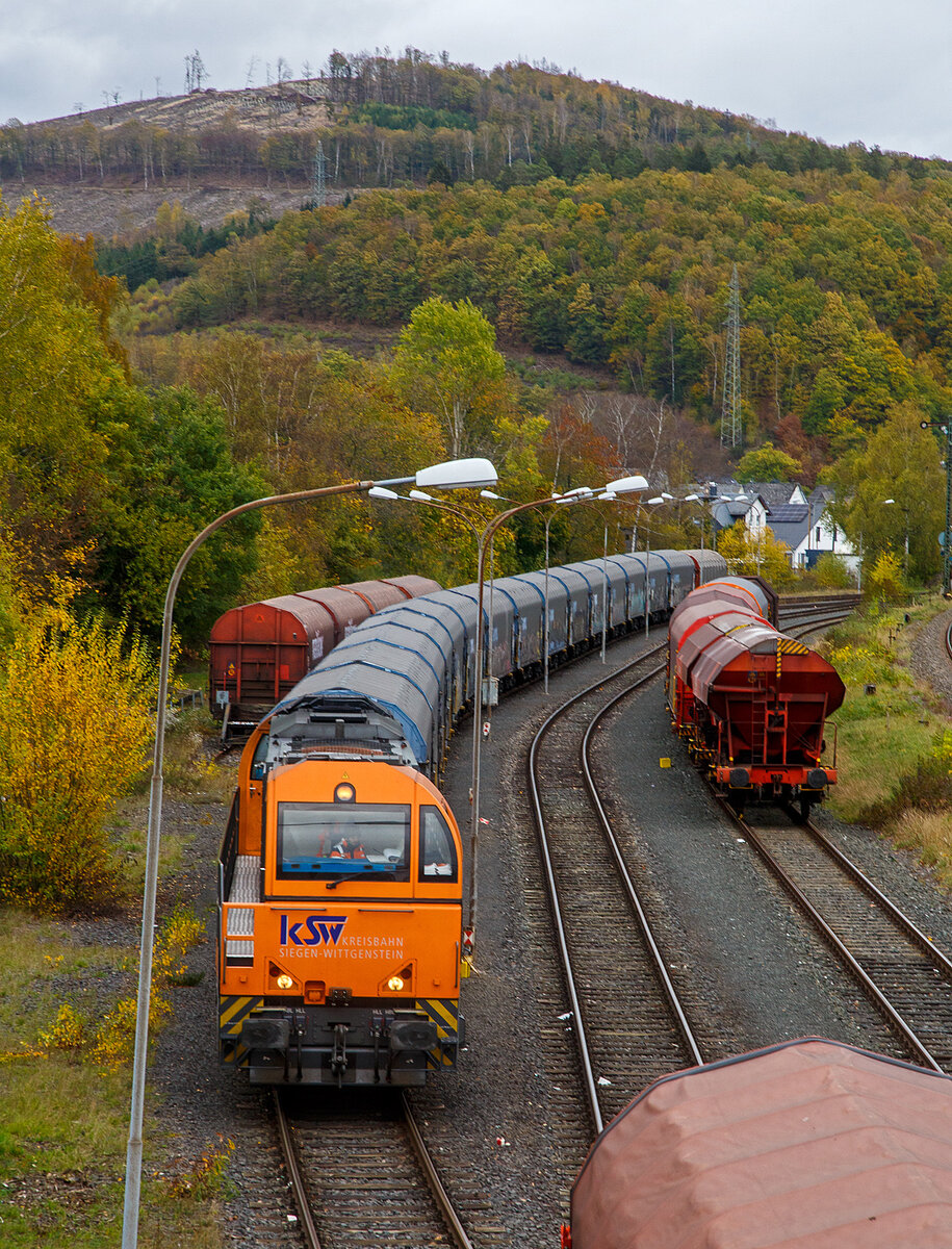 Die KSW 43 (92 80 1273 018-2 D-KSW), die asymmetrische Vossloh G 2000 BB der KSW (Kreisbahn Siegen-Wittgenstein), steht am 07.11.2022 mit einem Übergabezug (leere VTG Coilwagen der Gattung Shimmns-ttu) auf dem KSW Rangierbahnhof Herdorf (Freien Grunder Eisenbahn KSW NE447 / DB-Nr. 9275).