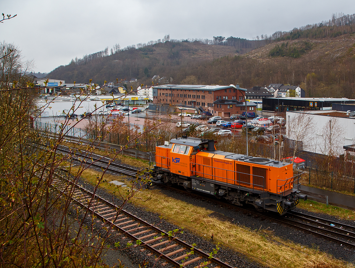 Die KSW 44 (92 80 1271 004-4 D-KSW) der KSW (Kreisbahn Siegen-Wittgenstein), die MaK G 1000 BB, hat am 04.04.2022 als Lz von Burbach kommend Herdorf erreicht, nun fährt sie vom DB Gleis auf den KSW Rangierbahnhof Herdorf (Freien Grunder Eisenbahn KSW NE447 / DB-Nr. 9275) ein.