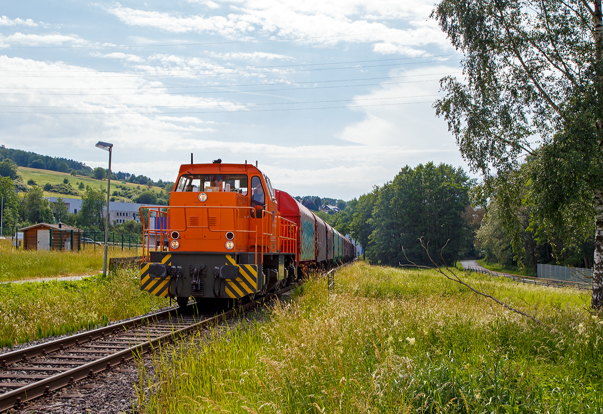 
Die KSW 45 (98 80 0276 016-9 D-KSW) eine MaK G 1204 BB und am Zugschluss die KSW 42 (92 80 1277 902-3 D-KSW) eine Vossloh MaK G 1700 BB der Kreisbahn Siegen-Wittgenstein (KSW) fahren am 19.06.2019 mit einem schweren Coilgüterzug durch Neunkirchen-Struthütten, auf der KSW eigenen Strecke, in Richtung Neunkirchen-Pfannenberg.