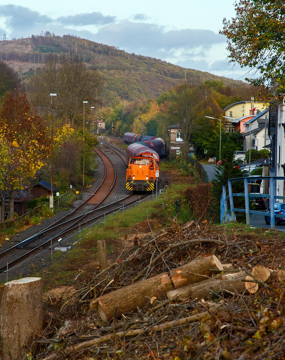 Die KSW 45 (98 80 0276 016-9 D-KSW) eine MaK G 1204 BB der Kreisbahn Siegen-Wittgenstein am 02.11.2022, mit einem langen Übergabezug, in Herdorf. Nun hatte sie Hp 2 bekommen und fährt vom Bahnhof Herdorf  in Richtung Betzdorf (Sieg) los. In Betzdorf muss sie dann für einen Richtungswechsel nach Kreuztal umsetzen. 

Es war ein beträchtlich langer Zug, aber trotzdem reicht alleine die Zugkraft der MaK G 1204 BB mit einer Leistung von 1.120 kW (1.522 PS), da die Wagen alle leer sind. Die KSW bringt solche Wagenzüge (Übergabezüge) an Werktagen täglich (meist nachmittags) über Betzdorf (Sieg) zum DB Rbf Kreuztal. Dort werden dann wieder von der DB Cargo Züge für die einzelnen Bestimmungsorte zusammengestellt und abgefahren. 
