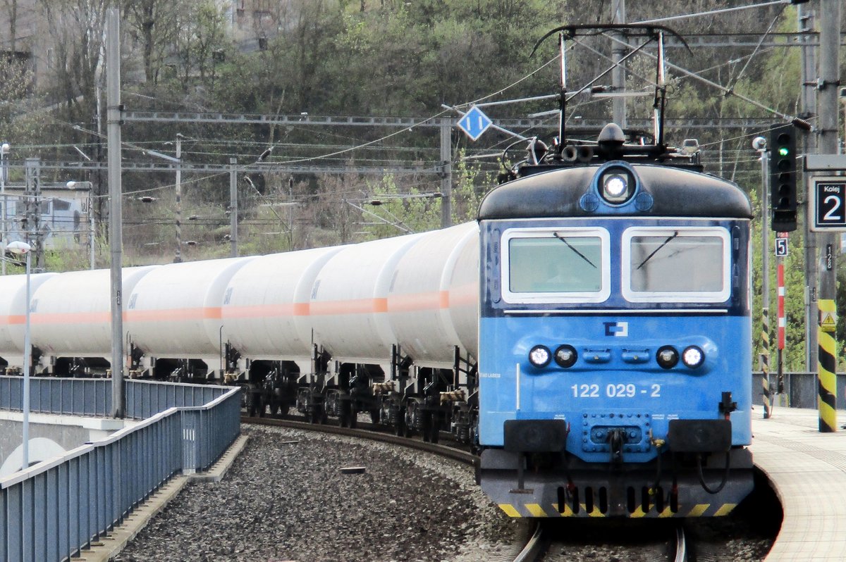 Die Kurve am Bahnsteig macht es möglich, dieses Bild von 122 029 mit Flüssiggaskesselwagen beim Passage durch Usti nad Labem (6 April 2017) zu machen.