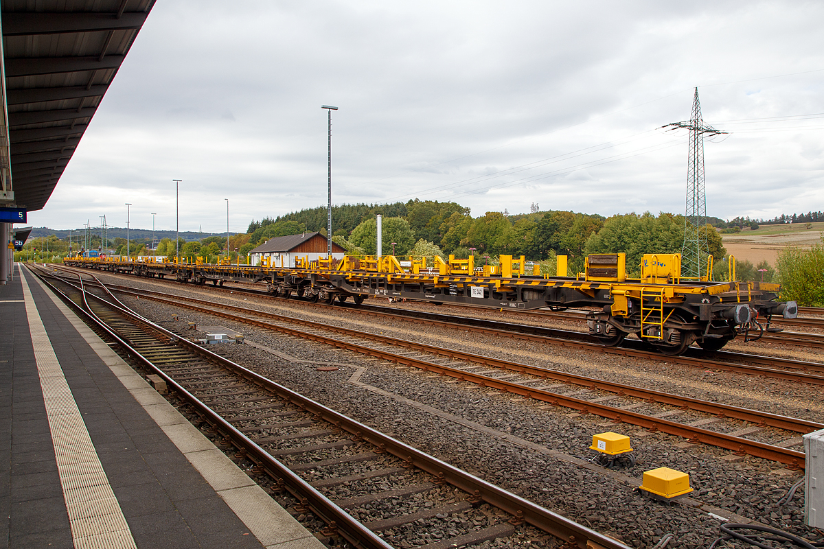 
Die Langschienentransporteinheit TE 342 (zugel. Ladelänge 180 m) der Bauart Robel (auf 4-achsigen Drehgestellwagen der Gattung Skks) der Vossloh Logistics GmbH (ex LOG Logistikgesellschaft Gleisbau mbH) abgestellt am 02.09.2018 beim ICE-Bahnhof Montabaur. 

Bestehend aus (von vorne nach hinten) den Wagen der Gattung Skks:
33 80 4662 082-3 D-LOG, Langschienenwagen 281 (Endwagen)
33 80 4662 081-5 D-LOG, Langschienenwagen 282
33 80 4662 005-4 D-LOG, Langschienenwagen 280
33 80 4662 002-1 D-LOG, Langschienenwagen 282
33 80 4662 001-3 D-LOG, Langschienenwagen 282
33 80 4662 004-7 D-LOG, Langschienenwagen 282
33 80 4662 000-5 D-LOG, Langschienenwagen 280 
33 80 4662 003-9 D-LOG, Langschienenwagen 282 sowie
33 80 4662 077-3 D-LOG, Langschienenwagen 281 (Endwagen)

Diese Langschienentransporteinheiten (LSE) sind Teile des Systems Robel, welches aus LSE und SLW-Schienenladewagen besteht.

Der SLW, ein selbst angetriebener Kranportalwagen, fährt auf Schienen, die über die gesamte Länge der Robel-Transporteinheit verlegt sind. Mit Hilfe von Greifern, die am Portalwagen angebracht sind, ist ein schnelles, sicheres und wirtschaftliches Auf- und Abziehen von Langschienen möglich.  
