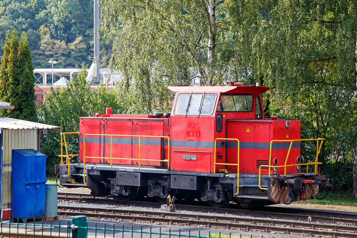 
Die Lok 2 der Outokumpu Nirosta GmbH, Werk Dillenburg, vormals KTN 82 (Krupp Thyssen Nirosta, spter Thyssen Krupp Nirosta Lok 82), eine MaK DE 50, abgestellt am 20.09.2015 in Dillenburg.

Die MaK DE 501 wurde1981 unter der Fabriknummer 700044 von MaK (Maschinenbau Kiel) in Kiel fr die Krupp Stahl AG, Werk Duisburg-Rheinhausen als KS-WR 82 gebaut.

Die Lokomotive MaK DE 501 ist eine dieselelektrische Lokomotive, die von der Maschinenbau Kiel (MaK) gebaut wurde. Nach den Fortschritten in der Entwicklung der Drehstrom-Antriebstechnik wurde 1980 erstmals eine dreiachsige Lok mit elektrischer Leistungsbertragung im dritten Typenprogramm angeboten. Ausgerstet mit MTU-Motoren des Typs 6V 331 TC12 bildet sie das Pendant zur G 761 C.

Die MaK DE 501 wurde zwischen 1980 und 1983 in 20 Exemplaren gebaut. Davon gingen elf Loks an die Krupp Stahl AG, die meisten wurden 1994 von der Eisenbahn und Hfen bernommen wurden. Sechs Loks gingen an die RAG Bahn und Hfen. Eine Lok wurde von der DB unter der Baureihe 259 im Jahr 1983 als mglicher Nachfolger der Baureihe V 60 getestet. Ab 1984 wurde die Baureihe als DE 502 mit strkeren MTU-Motoren weitergebaut.

Im Deutschen Fahrzeugeinstellungsregister wurde fr diese Fahrzeuge gemeinsam mit der DE 502 die Baureihennummer 98 80 0271 vergeben.

Technische Daten der DE 501:
Anzahl:  20
Spurweite:  1.435 mm (Normalspur)
Achsformel:  Co
Lnge ber Puffer:  9.870 mm
Hhe:  4.220 mm
Breite:  3.100 mm
Gesamtradstand:  3.800 mm
Kleinster bef. Halbmesser:  40 m
Dienstgewicht:  66 t
Hchstgeschwindigkeit:  45 km/h
Installierte Leistung:  500 kW
Treibraddurchmesser:  1.000 mm
Motorentyp:  MTU 6V331TC12  
Leistungsbertragung:  elektrisch  (Hersteller  BBC)
Tankinhalt:  1.700 l


Die Outokumpu Nirosta GmbH (vormals ThyssenKrupp Nirosta) mit Firmensitz in Krefeld stellt Flacherzeugnisse aus rostfreiem Stahl her. Nirosta gehrt zum finnischen Konzern Outokumpu und war die grte Einzelgesellschaft der ehemaligen Edelstahlsparte von ThyssenKrupp, Inoxum, die im Dezember 2012 an Outokumpu veruert wurde

Die Produktionsstandorte der ThyssenKrupp Nirosta befinden sich in Krefeld, Bochum, Dsseldorf und Dillenburg. Am Standort Bochum erfolgt die Rohstahlerzeugung sowie das Warmwalzen. In den Kaltbandwerken Dillenburg, Krefeld und Dsseldorf erfolgt die Endfertigung zu Kaltband.