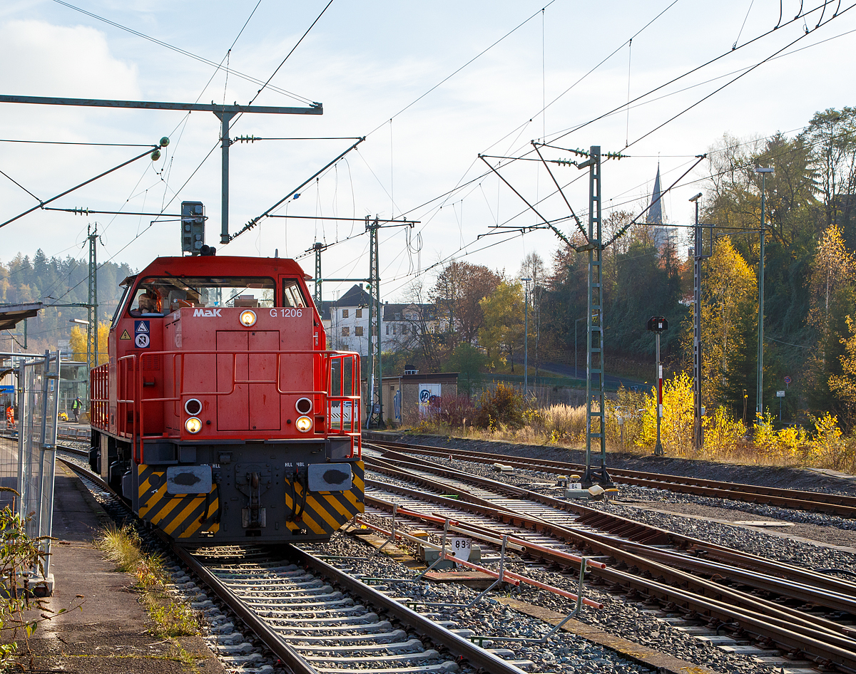 
Die Lok 4 der Railflex GmbH (92 80 1275 111-3 D-RF), eine MaK G 1206, fhrt am 12.11.2016 als Lz durch den Bahnhof Betzdorf/Sieg. 

Die G 1206 wurde 2001 von Vossloh in Kiel unter der Fabriknummer 1001125 gebaut, als Mietlok hatte sie schon sehr viele Stationen. 