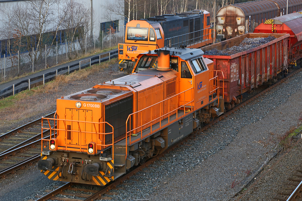 
Die Lok 46 (92 80 1277 807-4 D-KSW) der Kreisbahn Siegen-Wittgenstein (KSW) ist am 23.01.2015 mit drei Güterwagen auf dem Rangierbahnhof der KSW in Herdorf (Betriebsstätte Freien Grunder Eisenbahn) angekommen und stellt den Übergabezug fertig zusammen.

Dahinter wartet bereits die Lok 43 (92 80 1273 018-2 D-KSW) der KSW  eine Vossloh MaK G 2000 BB, sie wird später den kompletten Übergabezug übernemmen und ihn via Betzdorf nach Kreuztal bringen.