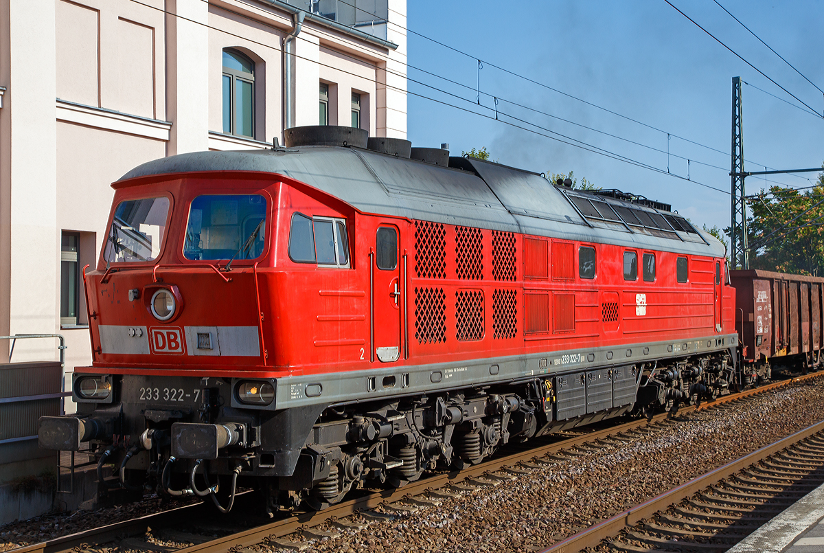 Die Ludmilla 233 322-7 (92 80 1233 322-7 D-DB) der DB Cargo, ex DB 232 322-8, ex DR 132 322-9, fährt am 19.09.2018 mit einem Güterzug durch den Hauptbahnhof Brandenburg an der Havel.

Die V 300 wurde 1975 von LTS (Luhanskyj Teplowosobudiwnyj Sawod auch bekannt als Lokomotivfabrik Lugansk (ehemals Woroschilowgrad)) unter der Fabriknummer 0536 gebaut und als 132 322-9 an die Deutsche Reichsbahn (DR) geliefert. Zum 01.01.1992 erfolgte die Umzeichnung in DR 232 322-8  und zum 01.01.1994 dann in DB 232 322-8. Im Jahre 2002 erfolgte dann der  Umbau und Remotorisierung mit neue zwölfzylinder Dieselmotor: 12D49M im Ausbesserungswerk Cottbus, so erfolgte zum 06.11.2002 die Umzeichnung in DB 233 322-7.

Die Geschichte der V 300 :
In den 1960er Jahren wurde auf politischer Ebene beschlossen, dass der Traktionswandel in der DDR vor allem durch Diesellokomotiven zu erfolgen habe. Wegen der Spezialisierungsvereinbarungen innerhalb des RGW konnte der künftige Bedarf der DR an leistungsstarken Diesellokomotiven aber nicht mehr aus einheimischer Produktion gedeckt werden, da bei so hohen PS-Leistungen elektrische Fahrmotoren benötigt werden. Der im deutschsprachigen Raum übliche dieselhydraulische Antrieb fiel damit aus.

Die damalige DR hatte bis dahin keine Erfahrung mit dieselelektrischer Antriebstechnik. Zudem gab es einen Beschluss innerhalb des RGW, dass Maschinen mit mehr als 2000 PS nicht in der DDR gebaut werden sollten, da bereits sehr viele kleinere Diesellokomotiven aus DDR-Produktion kamen und die UdSSR um ihre Vormacht bei Großdiesellokomotiven fürchtete. Die Versuchslok V240 blieb deshalb ein Einzelstück.

Neben den reinen Güterzugloks der Bauart M62 (V 200, DR-Baureihe 120) „Taigatrommel“ sollten auch 3000 PS starke, 140 km/h schnelle Loks mit elektrischer Zugheizung (später auch 160 km/h schnelle Maschinen mit 4000 PS Leistung) aus der Sowjetunion beschafft werden. Deren Konstruktion erfolgte nach den Vorgaben der DR bei der Lokomotivfabrik Luhansk (damals Woroschilowgrad). Da eine zentrale elektrische Zugheizung für russische Verhältnisse eher ungeeignet ist, mussten entsprechende Aggregate völlig neu entwickelt werden und standen zum Lieferbeginn noch nicht zur Verfügung.

Die Lokomotiven der Baureihe 130 (DB 230), BR 131 (DB 231), BR 132 (DB 232, 233, 234 und 241) und BR 142 (DB 242) wurden ab 1970 aus der damaligen Sowjetunion in die DDR importiert und bei der Deutschen Reichsbahn in Dienst gestellt. Die Baumuster wurden noch als V 300 auf der Leipziger Messe vorgestellt.

Von der Baureihenfamilie wurden zwischen 1970 und 1982 insgesamt 873 Stück in Dienst gestellt. Im Volksmund sind die Dieselmaschinen unter dem Namen „Ludmilla“  geläufig. Heute sind bei der Deutschen Bahn nur noch aus der Baureihe 132 hervorgegangene Lokomotiven im Einsatz.

Die Umbau-Baureihe 233:
Im Jahre 2002 begann man mit dem Stabiliesierungsprogramm der BR 232, zur Erhöhung der Zuverlässigkeit, Verfügbarkeit und Wirtschaftlichkeit, sowie der Reduzierung der Emissionswerte, der Umbau bestand im wesentlichen aus:
Die BR 233 erhielt einen direkteinspritzenden V-12-Zylinder-Viertakt-Dieselmotor des russischen Typs Kolomna 12D49M mit einer Nennleistung von 2.206 kW und einer maximal eingestellten Traktionsleistung von 1.900 kW ausgerüstet worden. Da der Umbau für den russischen Motor am geringsten war, entschied man sich für den Einbau dieses Motors. Während der Originalmotor ein 16-V-Zylinder-Dieselmotor (Kolomna 5D49) war, ist der neue Motor nur noch ein 12-Zylinder-V- Dieselmotor. Der der neue Motor hat einen Hubraum von 165,6 l gegenüber 220,9 l des alten Motors, die fast gleiche Leistung wird u.a. durch einen höheren Ladedruck erreicht. Dieser wurde von 1,3 bar auf nun 2,1 bar erhöht. Aber auch der Einspritzdruck (Beginndruck 380 bar gegenüber 320 bar) und der max. Verbrennungsdruck (140 bar gegenüber 115 bar) sind entsprechend höher.
Wie auch beim alten Motor können einzelne Zylindergruppen zur Dieseleinsparung bei Nichtbedarf abgeschaltet werden. Insgesamt wurden 65 Lokomotiven mit dem neuen Motor Typ Kolomna 12D49M ausgestattet und zur Unterscheidung als Baureihe 233 bezeichnet, dabei wurden die alten Ordnungsnummern beibehalten. 

Systemänderungen gegenüber dem 5D49 bestehen vor allem im Zweikreiskühlsystem, der Ausstattung mit zwei Ölwärmetauschern und der Notabstellung mittels Notstopp bzw. Luftabsperrklappe.
Die veränderte Lage des Abgasturboladers des 12D49M gegenüber dem 5D49 im Lokkasten erforderte außerdem den Einbau eines gekürzten Schalldämpfers. Weiterhin wurde die Verbrennungsluftanlage auf eine mit vier Papierfiltereinsätzen bestückte einseitige Luftansauganlage umgerüstet. 

Technische Daten der BR 233:
Spurweite:  1435 mm (Normalspur)
Achsformel: Co’Co’
Länge über Puffer: 20.820 mm
Drehgestellachsstand:  2 x 1.850 mm (3.700 mm)
Dienstgewicht: 122t
Radsatzfahrmasse:  20,4 t 
Anfahrzugkraft: 294 kN
Dauerzugkraft: 194 kN
Höchstgeschwindigkeit: 120 km/h
Treibraddurchmesser:  1050 mm

Motorart: direkteinspritzenden V-12-Zylinder-Viertakt-Dieselmotor mit Abgasturbolader und Ladeluftkühlung, 4 Ventile pro Zylinder
Motorentyp: Kolomna 12D49M
Motorleistung: 2.206kW (2.999 PS) bei 1.000 U/min
Motorhubraum: 165,6 l
Ladeluftdruck: 2,1 bar
Einspritzbeginndruck: 380 bar
Max. Verbrennungsdruck: 140 bar

Leistungsübertragung: elektrisch
Traktionsgeneratortyp: GS-501A
Traktionsgeneratorleistung:  2.190kW
Traktionsleistung: 1.830 kW (6 x 305 kW)
Anzahl der Fahrmotoren: 6 (á 305 kW)
Fahrmotortyp: ED 118 A
Tankinhalt: max. 6000 l
