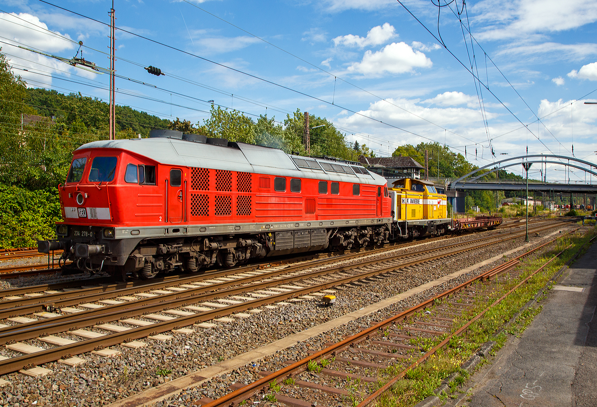 Die  Ludmilla  234 278-0 (92 80 1234 278-0 D-SEL) der SEL – Martin Schlünß Eisenbahnlogistik (Wankendorf), ex DB 234 278-0, ex DR 232 278-2, ex DR 132 278-3, schleppt am 24.07.2020 die V100.10 Wiebe Lok 2 bzw. 211 341-3 (92 80 1211 341-3 D-BLP) und einen 8-achsigenNiederflurwagen der Gattung Saadkms von Kreuztal in Richtung Hagen.

Die V 300 wurde 1975 von LTS (Luhanskyj Teplowosobudiwnyj Sawod auch bekannt als Lokomotivfabrik Lugansk (ehemals Woroschilowgrad)) unter der Fabriknummer 0491 gebaut und als 132 278-3 an die Deutsche Reichsbahn (DR) geliefert. Zum 01.01.1992 erfolgte die Umzeichnung in DR 232 278-2. Bereits im Mai 1992 erfolgte der Umbau (Umrüstung auf 140 km/h Höchstgeschwindigkeit) im AW Cottbus zur BR 234 und die Umzeichnung in DR 234 278-0 und zum 01.01.1994 dann in DB 234 278-0. Im Jahre 2015 wurde die Lok bei der DB Fernverkehr AG z-gestellt, 2018 erfolgte der Verkauf an die SEL.

Die damalige DR hatte bis dahin keine Erfahrung mit dieselelektrischer Antriebstechnik. Zudem gab es einen Beschluss innerhalb des RGW, dass Maschinen mit mehr als 2000 PS nicht in der DDR gebaut werden sollten, da bereits sehr viele kleinere Diesellokomotiven aus DDR-Produktion kamen und die UdSSR um ihre Vormacht bei Großdiesellokomotiven fürchtete. Die Versuchslok V240 blieb deshalb ein Einzelstück.

Neben den reinen Güterzugloks der Bauart M62 (V 200, DR-Baureihe 120) „Taigatrommel“ sollten auch 3000 PS starke, 140 km/h schnelle Loks mit elektrischer Zugheizung aus der Sowjetunion beschafft werden. Deren Konstruktion erfolgte nach den Vorgaben der DR bei der Lokomotivfabrik Luhansk (damals Woroschilowgrad). Da eine zentrale elektrische Zugheizung für russische Verhältnisse eher ungeeignet ist, mussten entsprechende Aggregate völlig neu entwickelt werden und standen zum Lieferbeginn noch nicht zur Verfügung.

Die Lokomotiven der Baureihe 130 (DB 230), BR 131 (DB 231), BR 132 (DB 232, 233, 234 und 241) und BR 142 (DB 242) wurden ab 1970 aus der damaligen Sowjetunion in die DDR importiert und bei der Deutschen Reichsbahn in Dienst gestellt. Die Baumuster wurden noch als V 300 auf der Leipziger Messe vorgestellt.

Von der Baureihenfamilie wurden zwischen 1970 und 1982 insgesamt 873 Stück in Dienst gestellt. Im Volksmund sind die Dieselmaschinen unter dem Namen „Ludmilla“  geläufig. Heute sind bei der Deutschen Bahn nur noch aus der Baureihe 132 hervorgegangene Lokomotiven im Einsatz.

Die DR / DB- Umbau-Baureihe 234
Für den IR- und IC-Dienst in den neuen Bundesländern auf den für 140 km/h (teilweise auch für 160 km/h) ertüchtigten Strecken benötigte man nach der Wende dringend leistungsstarke und schnelle Dieselloks für Geschwindigkeiten von 140 km/h mit entsprechend hoher Zugleistung, die die DB-Baureihe 218 nicht erbringen kann. Im Jahre 1991 plante die Hauptverwaltung Maschinenwirtschaft, die Höchstgeschwindigkeit der Baureihe 132 anzuheben, um sie auf den damals noch nicht elektrifizierten Strecken Berlin–Hamburg und Berlin–Hannover im IR- und IC-Dienst einzusetzen. Nach Absprachen mit dem Raw Cottbus war das relativ unkompliziert möglich, weil die konstruktive Auslegung der Loks vom Hersteller für 140 km/h, wie bei der Baureihe 130 (DB BR 230) worden war. Unter Verwendung von Fahrmotoren, Achsgetrieben und Drehgestellteilen der Baureihe 130, die nur noch begrenzt benötigt wurden, war der Umbau weitgehend unproblematisch. Die für 140 km/h tauglichen Lokomotiven erhielten unter Beibehaltung der Ordnungsnummer die Baureihenbezeichnung 234.

Der durch Streckenelektrifizierungen u. a. stark zurückgegangene Bedarf an der 234 führte dazu, dass von den einst 64 Exemplaren am 6. Dezember 2002 nur noch zwölf im Dienst standen, und 47 Maschinen bis 2012 verschrottet wurden.

Bis zum 7. Februar 2015 befanden sich noch die letzten zwei Lokomotiven der Baureihe 234 (234 242 und 234 278, beide gehören heute der SEL) im Einsatz bei DB Fernverkehr in Berlin. Seit dem Fahrplanwechsel 2009/2010 wurde eine 234 planmäßig vor den Nachtzug-Leerparks zwischen Berlin Lichtenberg und Berlin Warschauer Straße eingesetzt. Die zweite 234 war eine feste 186-Reserve in Rummelsburg und kam vor dem Berlin-Warschau-Express zum Einsatz. 

Die Leistung wird von einem direkteinspritzenden 16-Zylinder-Viertakt-Dieselmotor vom Typ Kolomna 5D49 bereitgestellt. Der Motor liefert mit Turbolader und Ladeluftkühler 2.208 kW (3.000 PS). Der Dieselmotor treibt außer der Licht- und Erregermaschine vor allem einen Drehstromhauptgenerator und einen Drehstromheizgenerator an. Die Kraftübertragung erfolgt elektrisch. Der Traktionsstrom wird über eine Sechs-Wege-Gleichrichtung von 240 Dioden in Gleichstrom gewandelt. Die Leistungsregelung erfolgt über die Dieselmotordrehzahl und einen Thyristorfeldregler der Erregermaschine.

TECHNISCHE DATEN der BR 234:
Hersteller: Lokomotivfabrik „Oktoberrevolution“Lugansk
Spurweite: 	1435 mm (Normalspur)
Achsformel: Co’Co’
Länge über Puffer: 20.820 mm
Drehzapfenabstand: 11.980 mm
Achsstand im Drehgestell:  2 x 1.850 mm (3.700 mm)
Breite des Lokkastens: 2.950 mm 
Höhe über Schienenoberkannte: 4.590 über SOK
Dienstgewicht: 124t
Radsatzfahrmasse:  21 t 
Anfahrzugkraft: 255 kN
Dauerzugkraft: 200 kN
Höchstgeschwindigkeit: 140 km/h
Treibraddurchmesser: 	1.050 mm (neu) / 952 mm (abgefahren)

Motorart: direkteinspritzenden V-16-Zylinder-Viertakt-Dieselmotor mit Abgasturbolader und Ladeluftkühlung, 4 Ventile pro Zylinder, mit Zylindergruppenabschaltung
Motorentyp: Kolomna 5D49 
Motorhubraum: 220,9 l
Ladeluftdruck: 1,3 bar
Einspritzbeginndruck: 320 bar
Max. Verbrennungsdruck: 115 bar

Leistungsübertragung: elektrisch
Traktionsgeneratortyp: GS-501A
Traktionsgeneratorleistung: 	2.190kW
Traktionsleistung: 1.830 kW (6 x 305 kW)
Anzahl der Fahrmotoren: 6 (á 305 kW)
Fahrmotortyp: ED 118 
Tankinhalt: max. 6.000 l (Grenzwertüberwacht bei 5.400 l)
Bremse: KE-GPR + E mZ
