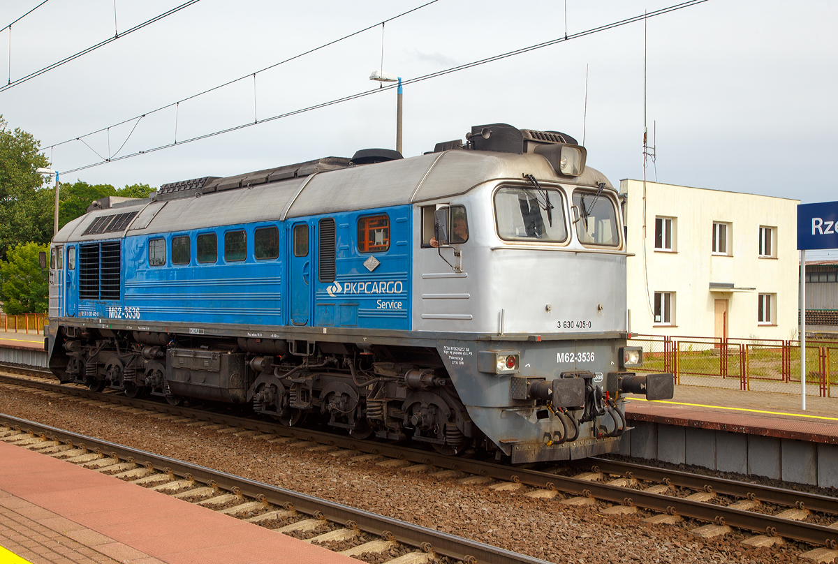 Die M62-3536 (92 51 3 630 405-0 PL-PLATA) der P.H.U. LOKOMOTIV Bronisław Plata, vermietet an die PKP Cargo Service, ex CTL ST44-R010, ex PEG V200.010, ex PKP ST44-952, am 27.06.2017 im Bahnhof Rzepin / Polen (deutsch Reppen).

Die „Taigatrommel“ wurde 1979 von der Lokomotivfabrik Woroschilowgrad (heute Lokomotivfabrik Luhansk) unter der Fabriknummer 3536 gebaut und als ST44-952 an die PKK geliefert. Im Jahr 1999 ging sie an die Prignitzer Eisenbahn GmbH, bis sie 2006 wieder nach Polen an die CTL Logistics Sp. z o.o. ging. In Jahre 2016 erfolgte bei PESA Bydgoszcz S.A. eine Modernisierung und die Lok kam als M62-3536 zur P.H.U. LOKOMOTIV Bronisław Plata. Die M 62 ist auch die eigentliche Typenbezeichnung von LTS.

Die Lokomotiven der Baureihe ST44 der Polnischen Staatsbahnen (PKP) sind sechsachsige dieselelektrische Lokomotiven fr den schweren Gterzugdienst. Die ST44 ist die polnische Variante der Bauart M62 von der sowjetischen Lokomotivfabrik Lugansk (LTS).

Durch die Konzeption als Gterzuglokomotive betrgt die Hchstgeschwindigkeit nur 100 km/h, eine Zugheizung ist nicht vorhanden. Charakteristisch fr die ST44 im Gegensatz zu den anderen Lokomotiven vom Typ M62 sind die bei den PKP blichen groen Scheinwerfer. Dies ist aber bei dieser bei modernisierten Lok nicht mehr der Fall, zu Vergleich siehe http://hellertal.startbilder.de/bild/polen~dieselloks~st-44-lts-m62/364742/diesellokomotiven-in-polenpkp-st-44-001-1966.html die ST 44 - 001.

Die Lieferungen der ST44 wurden bis 1988 fortgefhrt und umfassten 1113 regelspurige Lokomotiven. Die PKP waren damit sowohl die letzte Bahngesellschaft in Europa, die die M62 beschaffte, als auch diejenige, die die grte Stckzahl M62 erhielt.

Von 1977 bis 1980 wurden zustzlich 68 ST44 in der sowjetischen Breitspur (Spurweite 1.524 mm) fr die Linia Hutnicza Szerokotorowa zwischen Sławkw (bei Będzin) und der Grenze zur Sowjetunion (heute Ukraine) bei Hrubieszw beschafft.

Die Baureihe ST44 ist trotz des teilweise geringen Alters bereits grtenteils ausgemustert. 

TECHNISCHE DATEN der Urausfhrung:
Spurweite: 	1.435 mm (ST44-001 bis -1500) / 1.524 mm (ST44-2001 bis -2068)
Achsformel: Co' Co'
Lnge ber Puffer: 17.550 mm
Drehzapfenabstand: 8.600 mm
Achsabstand im Drehgestell: 4.200 mm
Treibraddurchmesser: 	1.050 mm
Hhe: 4.493 mm
Breite: 2.950 mm
Eigengewicht: 110 t
Dienstgewicht: 116 t
Maximale Achslast:  19,03 t
Hchstgeschwindigkeit: 100 km/h
Installierte Leistung: 1.471 kW
Traktionsleistung: 1.271 kW
maximale Zugkraft: 372,65 kN
Diesel-Motorentyp: 	14 D 40
Nenndrehzahl: 	750 min−1
Max. Tankinhalt (Diesel): 3.900 l
Leistungsbertragung: elektrisch
Traktionsmotoren: 6 x 118AU2N-ED (Dauerleistung 305 kW je Motor)
Zugheizung: nicht vorhanden
