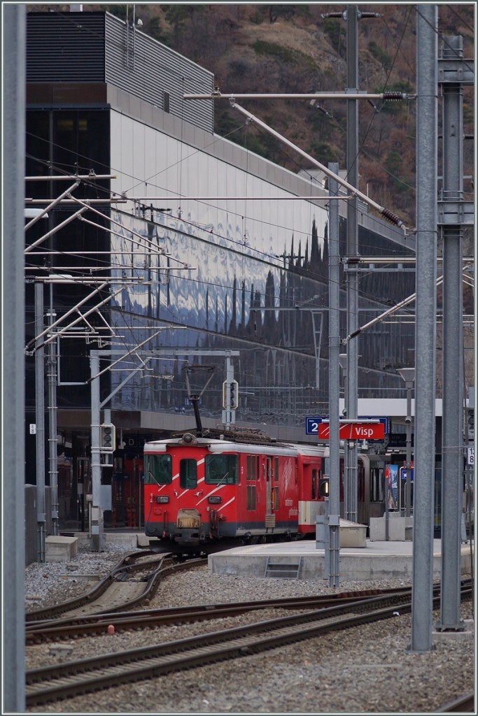 Die MGB fährt auch durch Masten-Wälder und Häuserschluchten...
Visp, den 27. Feb. 2014