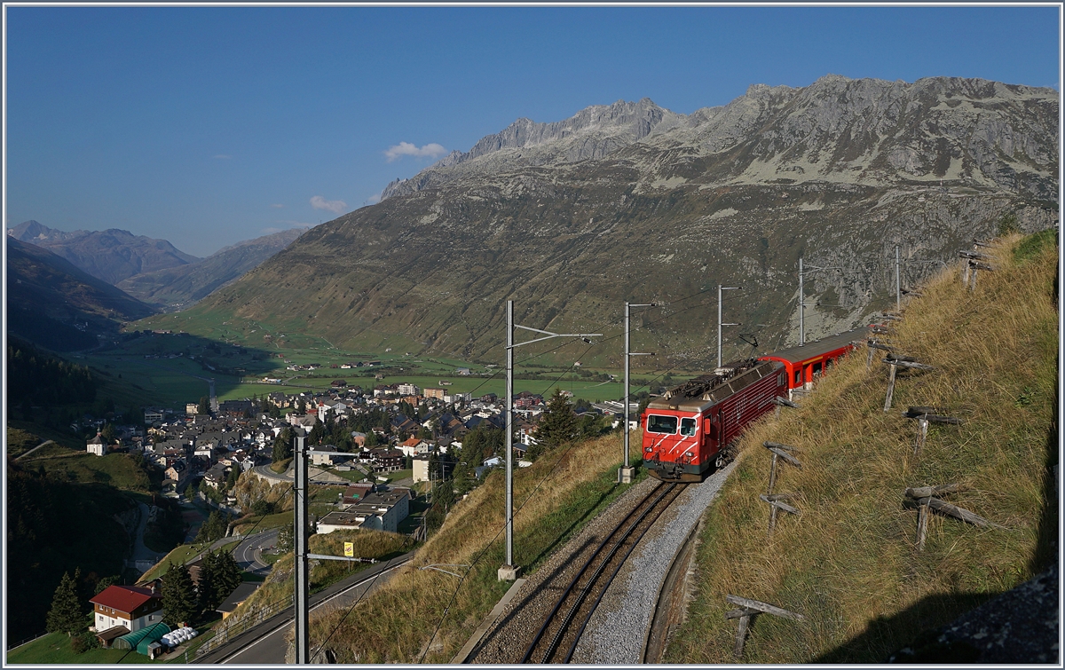 Die MGB HGe 4/4 II 108 ist mit ihrem Regionalzug 819 von Disentis kommend schon bald am Ziel ihrer Fahrt nach Andermatt, welches bereits zu erkennen ist. 17. Sept. 2020 