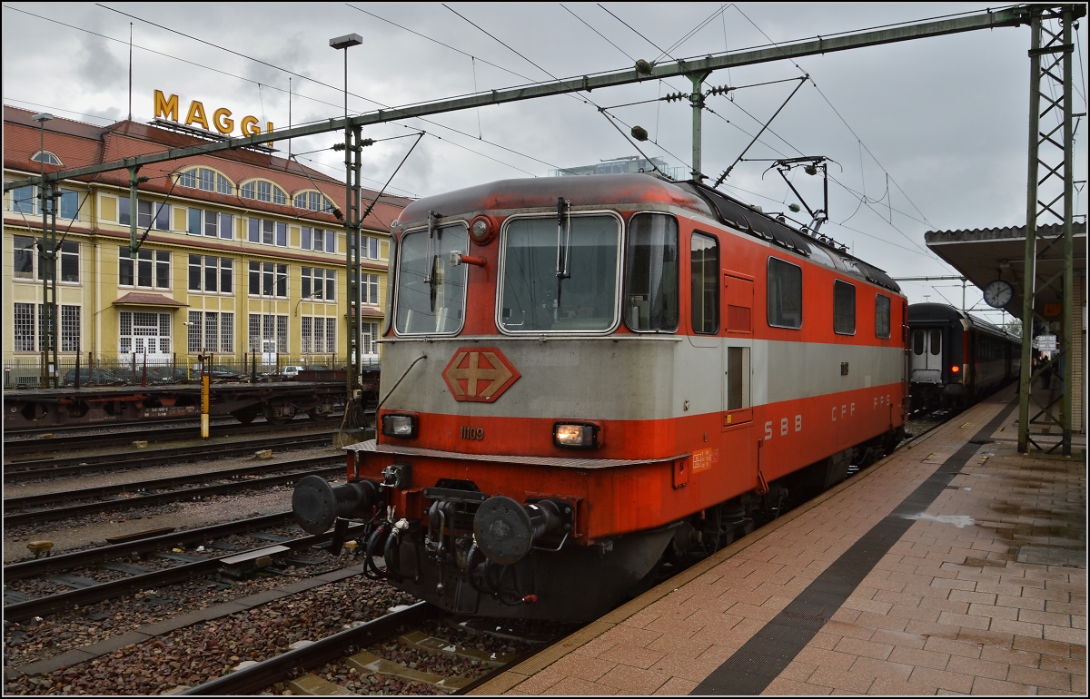 Die mit dem besonderen �u�eren. Re 4/4 II 11109 im Swiss Express Design ist heute eine Rarit�t. Ausnahmsweise im August 2014 in Singen vor dem Maggiwerk zu bewundern.