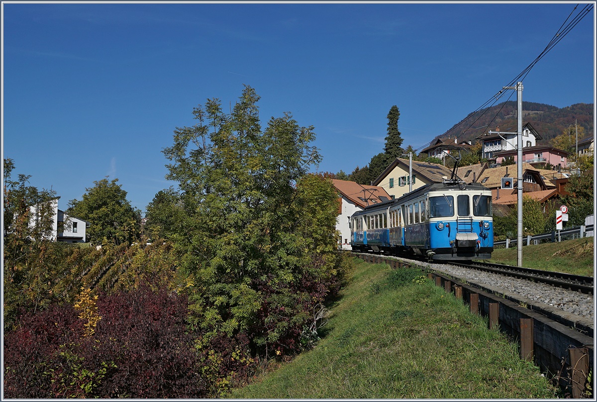 Die MOB ABDe 8/8 werden weiterhin, wenn auch unregelmässig in HVZ Umläufen Montreux - Chernex - Montreux eingesetzt: Hier Bilder des ABDe 8/8 4001 SUISSE bei Planchamp vom 25. Oktober 2018