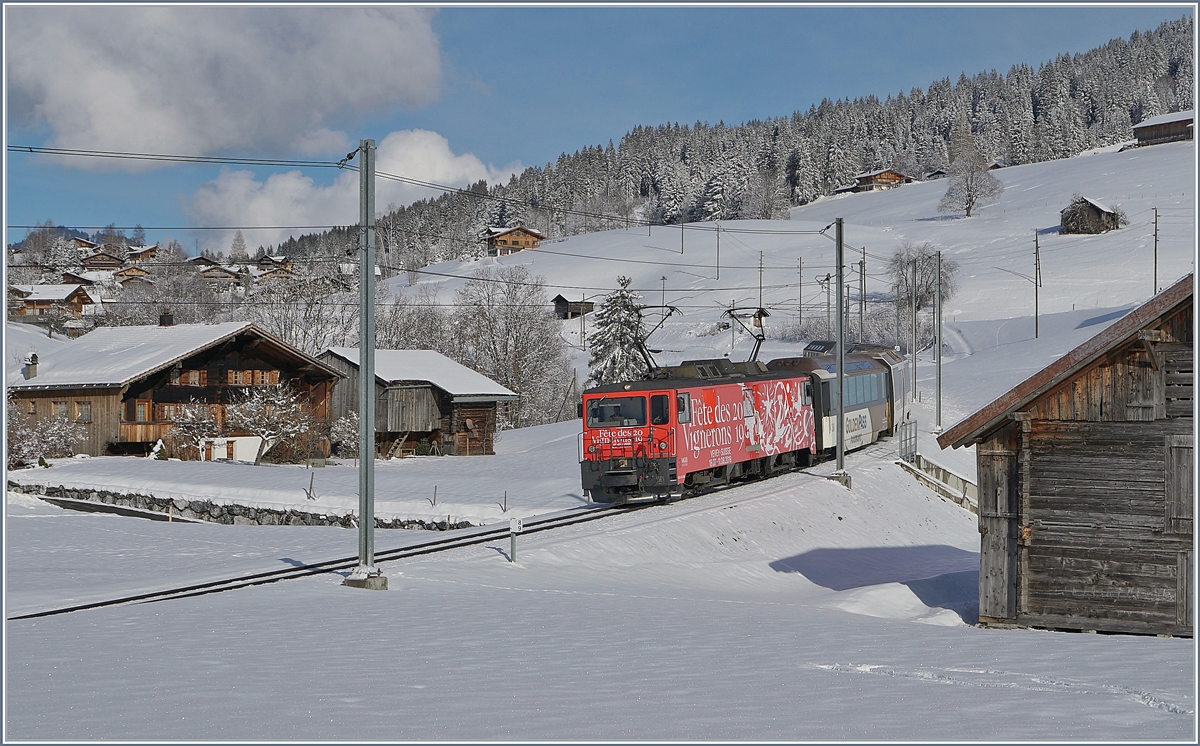 Die MOB GDe 4/4 6005 macht als neue Werbelok auf das im Sommer in Vevey stattfindende  Fête des Vignerons  aufmerksam und passt damit ausgezeichnet in die Winterlandschaft bei Gruben. 2. Februar 2018 