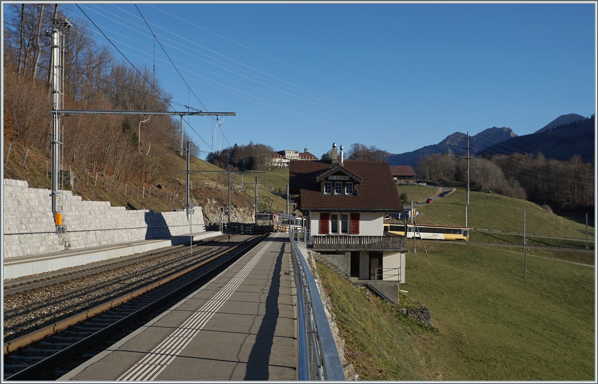 Die MOB GDe 4/4 6006  Aigle les Murailles  ist mit ihrem MOB GoldenPass Panoramic bestehend aus dem Bs 222, Bs 234, Bs 233 und BDs 224 (wobei letztere entgegen der Bezeichnung über 1.Klasse Sitze verfügt) auf dem Weg von Zweisimmen nach Montreux und dabei auf der Durchfahrt in Les Sciernes. 

26. Nov. 2020