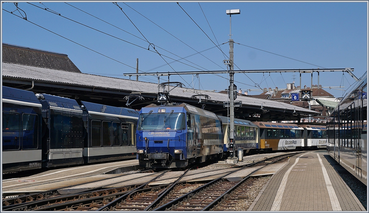 Die MOB Ge 4/4 8002 verlässt mit einem Panoramic Express Montreux, an ersten Stelle des Zuges ist ein Panorama Wagen in der Ursprungslackierung gereiht, welcher an längst vergangene innovative und gloriose Zeiten der MOB erinnert.
3. August 2018