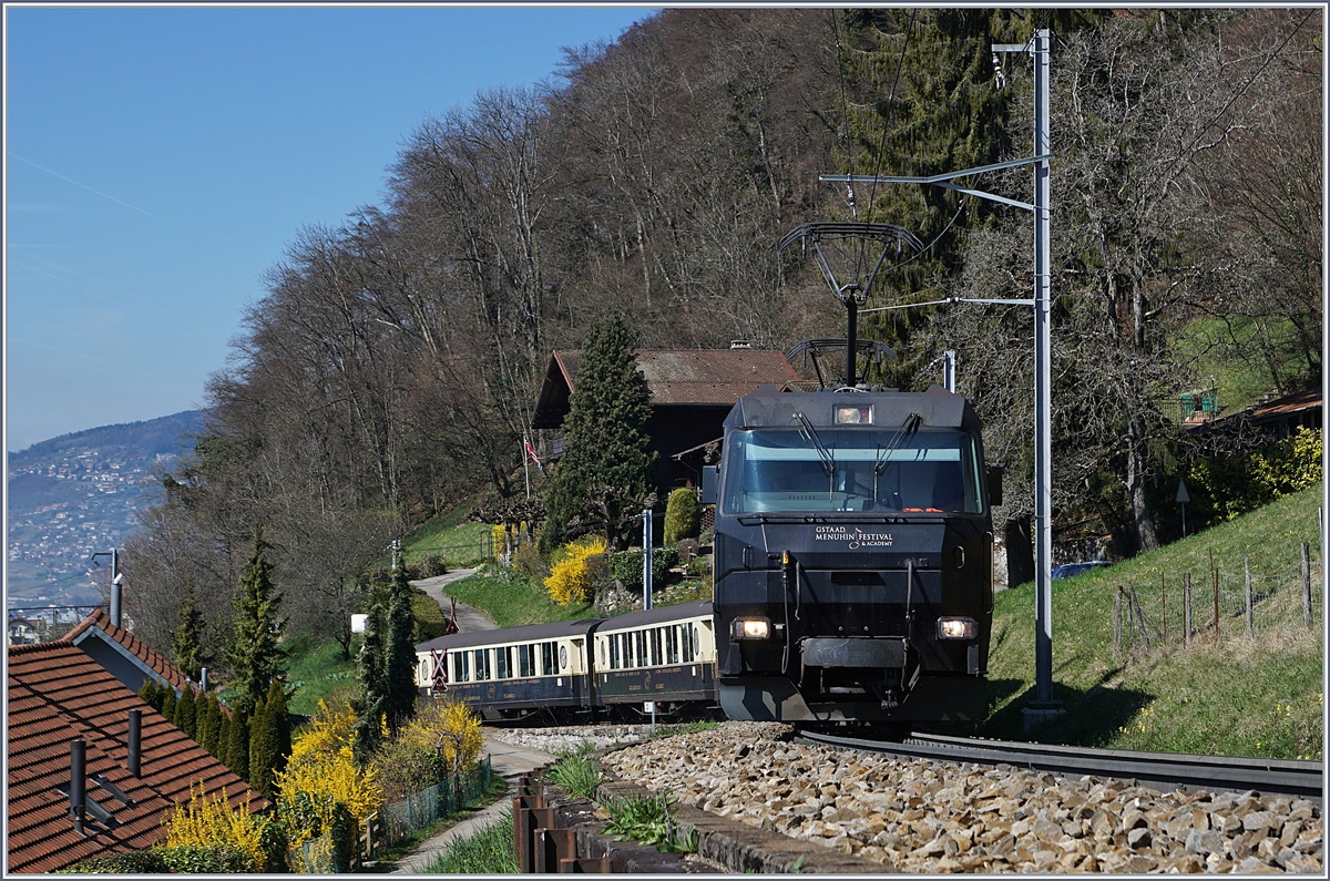 Die MOB Ge 4/4 8003 mit dem MOB Belle Epoque 3126 von Montreux nach Zweisimmen kurz nach Chernex. 27. März 2017