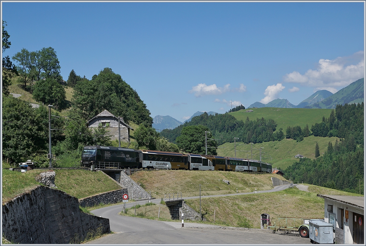 Die MOB Ge 4/4 8003 erreicht mit ihrem IR 2123 den kleinen Bahnhof Allières.
23. Juni 2018