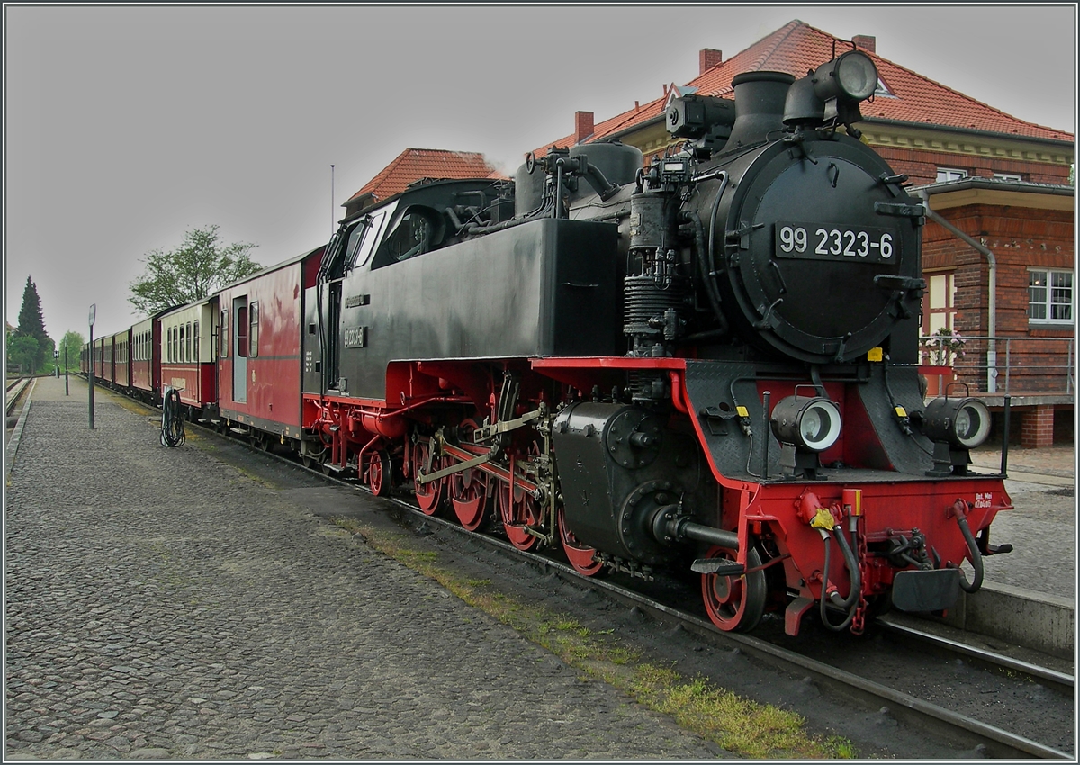 Die  Molli 99 2323-6 in Khlungsborn West.
16. Mai 2006