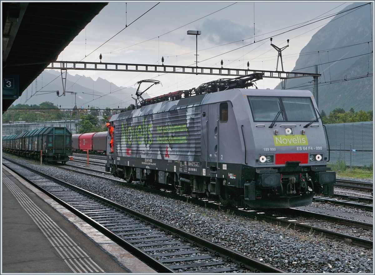 Die MRCE 189 090  Göttingen  (UIC 91 80 6189 990-5 D-Dispo Class 189-VE), vermietet an SBB Cargo, in der Novelis-Farbgebung darf nicht nur von Göttingen nach Sierre (und zurück) fahren, sondern in Sierre auch noch etwas rangieren
31. Juli 2017